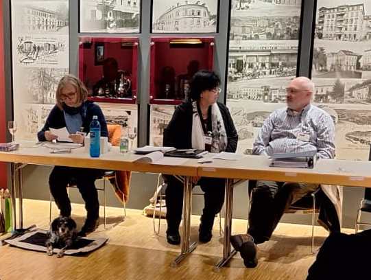 Vorsitzende Astrid Becker (Mitte), Kassenführer Robert Maßen (rechts), Schriftführer Alfred Enders (nicht im Bild) sowie die Vertreterin der Frauen Anja Beisiegel (links)