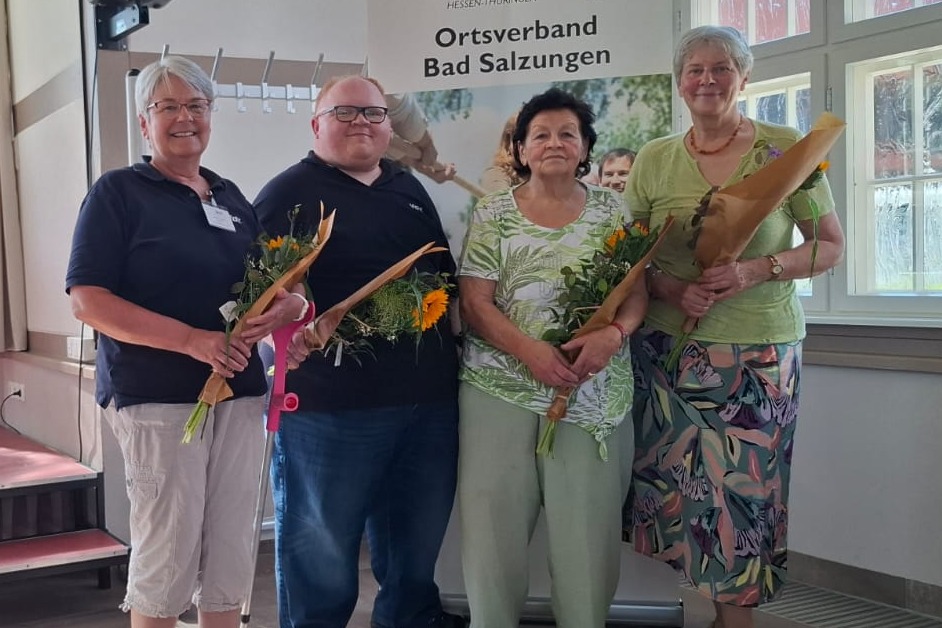 4 Personen stehen vor einem Aufsteller des VdK-Ortverbandes Bad Salzungen.