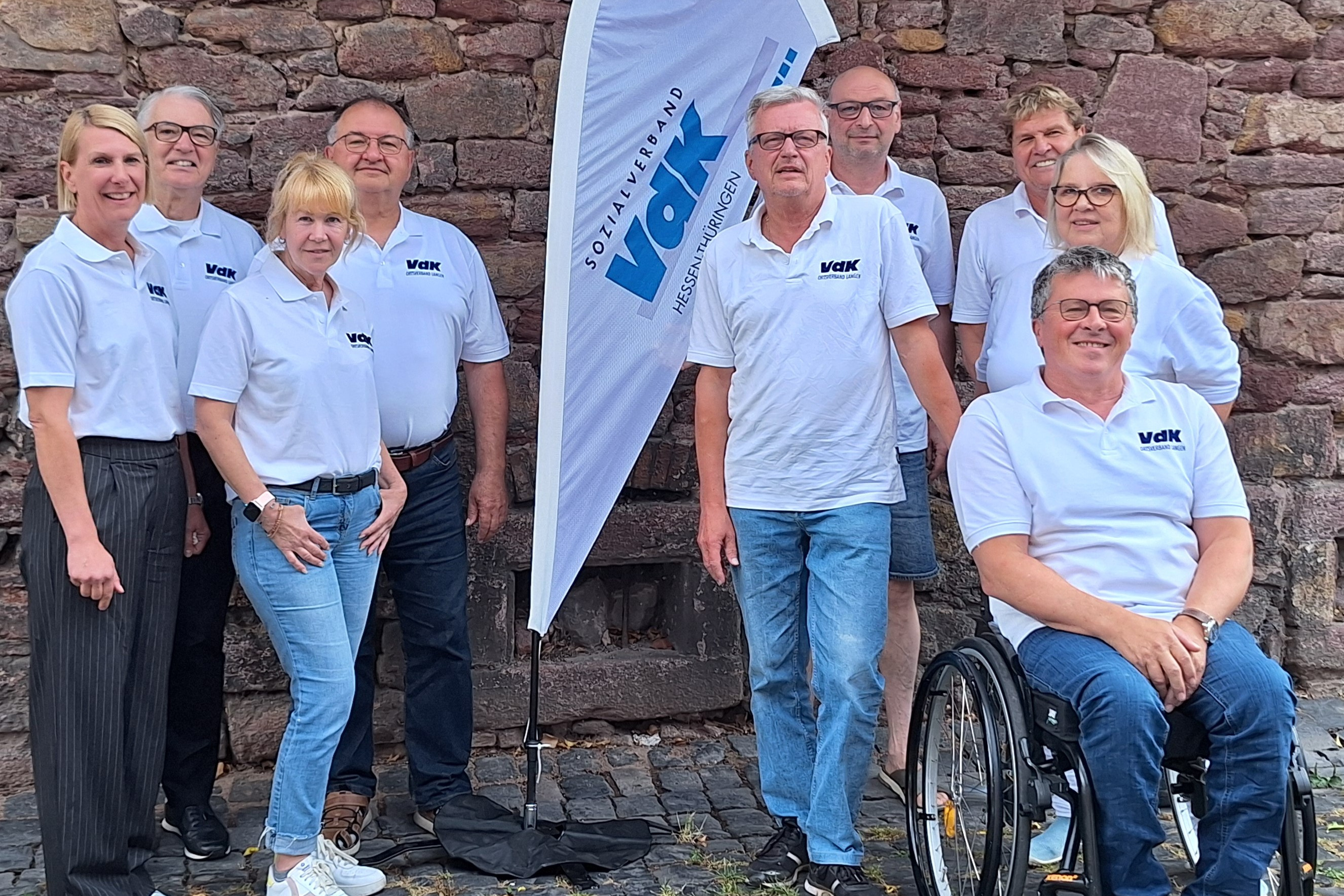 Der Vorstand Das Bild zeigt Mitglieder des Vorstandes im Schulgäßchen in Langen