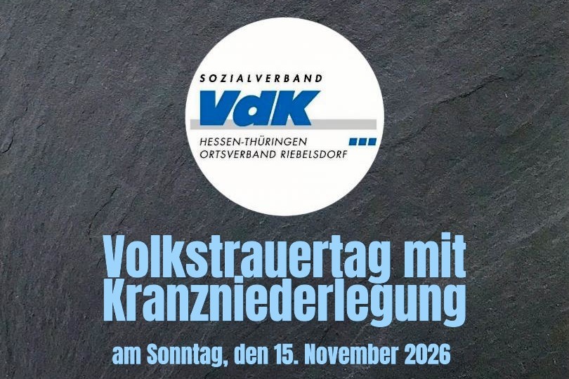 Das Bild zeigt als Hintergrund eine Schiefertafel, im Vordergrund das VdK Wappen des Ortsvereins Riebelsdorf, mit dem Zusatztext "Hinweis auf die Veranstaltung!