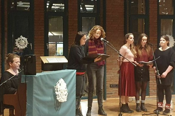 Das Bild von der Veranstaltung 2023 zeigt den Chor Choris