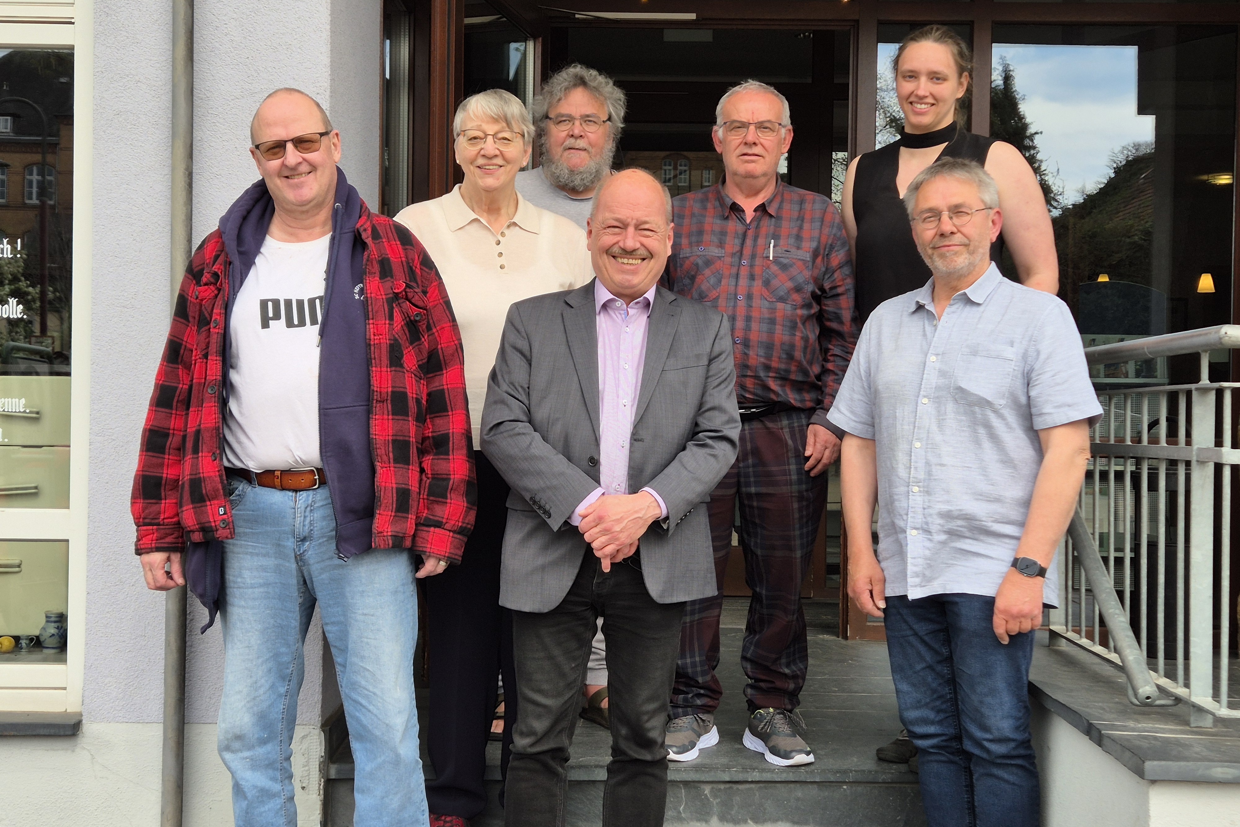 VdK-Ortsverbandsvorstand Der VdK-Ortsverbandsvorstand – zweite von links Gudrun Günsch, rechts oben Jutta Fahrenkrug, rechts unten Markus Mertens; nicht auf dem Foto Egon Brand