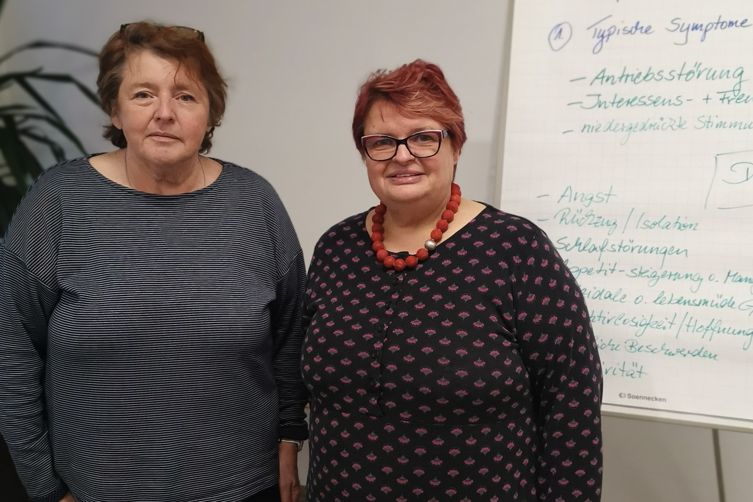 Links Petra Schymura (Vorsitzende des VdK Ortsverbands Lohra) rechts: Frau Regina Matt-Grau (Fachreferentin für Depressionen) Links Petra Schymura (Vorsitzende des VdK Ortsverbands Lohra) rechts: Frau Regina Matt-Grau (Fachreferentin für Depressionen)