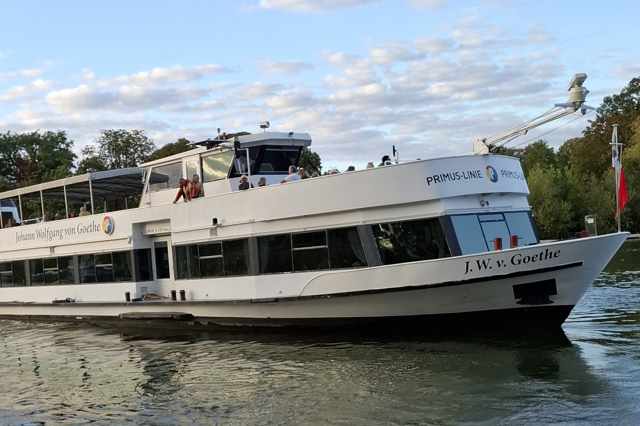 Ein Ausflugsschiff von der Primus-Linie. Man sieht den Bug, die Br&uuml;cke und die beiden Decks. Auf dem Bug steht der Name "J. W. v. Goethe"