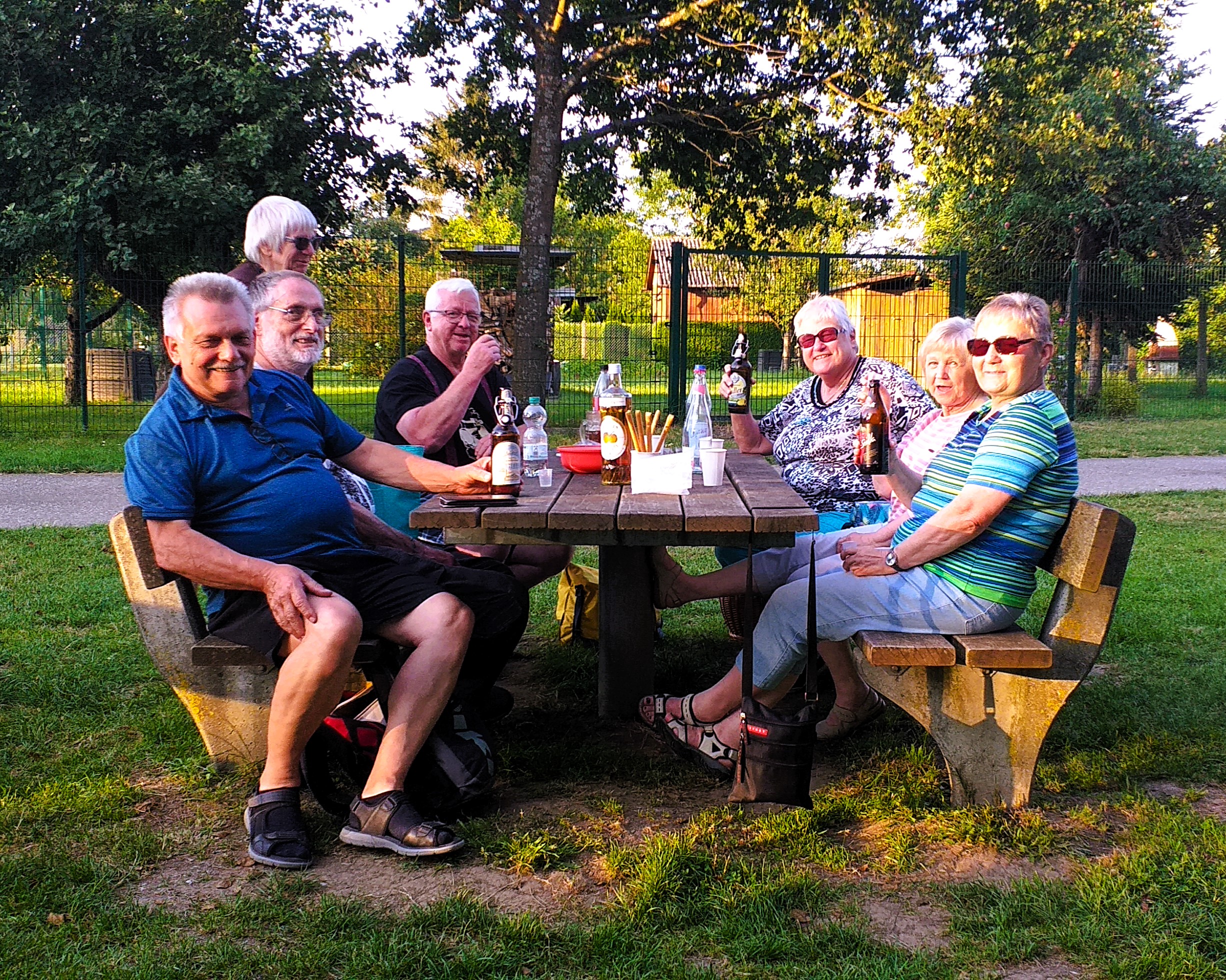 fröhliche Teilnehmer der Stammtisch-Runde am Atzbacher Anleger