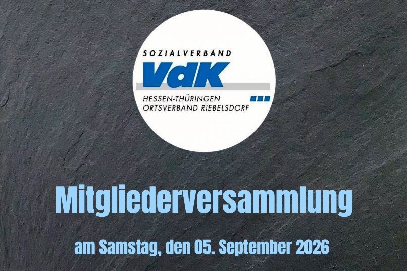 Das Bild zeigt als Hintergrund eine Schiefertafel, im Vordergrund das VdK Wappen des Ortsvereins Riebelsdorf, mit dem Zusatztext "Hinweis auf die Veranstaltung!