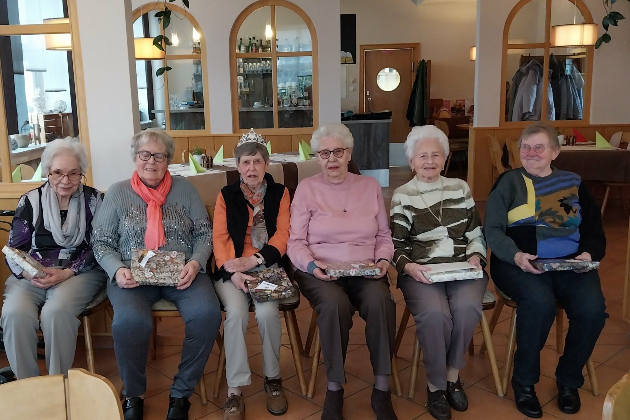 Zu sehen sind die 6 Damen, die anl&auml;&szlig;lich ihrer Anwesenheit bei allen Treffen geehrt wurden.