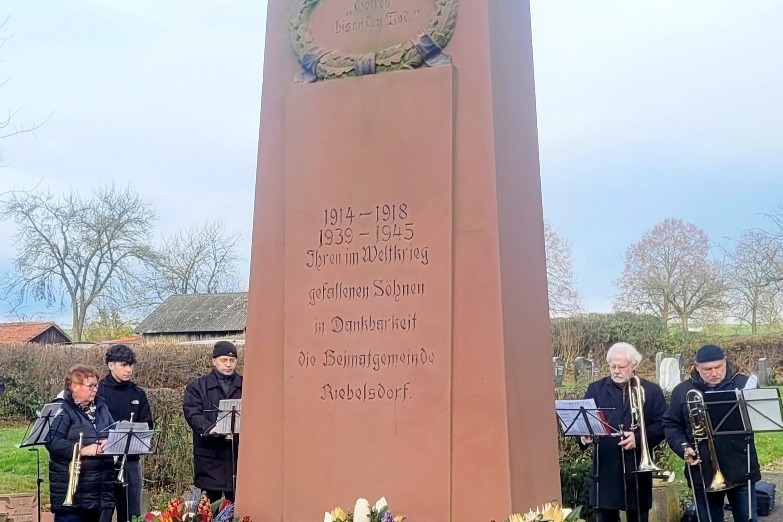 Bild Kranzniederlegung 2025 1 Friedhof Riebelsdorf