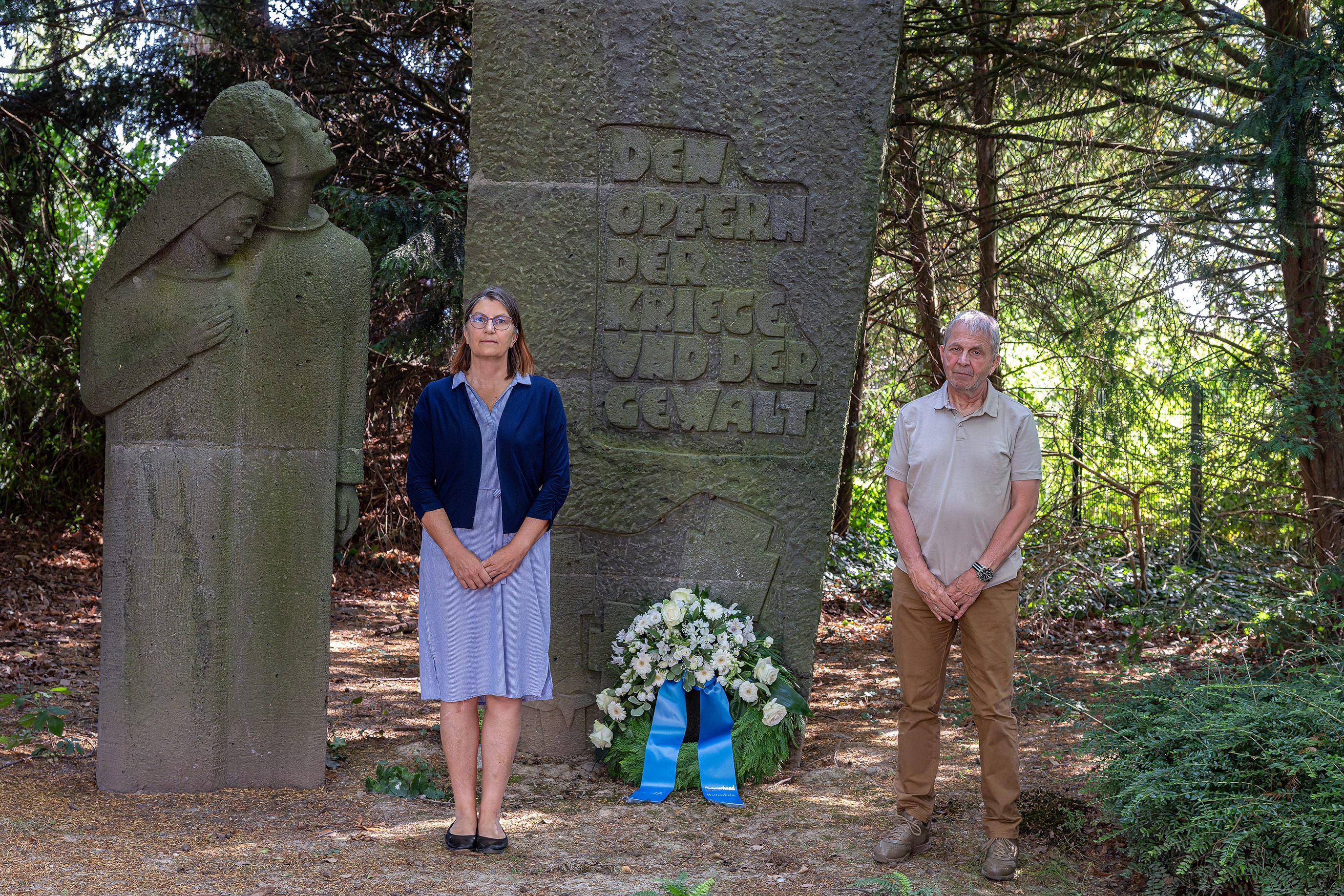 Kranzniederlegung zum Gedenken an die Opfer von Flucht und Vertreibung am Ehrenmal des Friedhofs in Hattersheim Kranzniederlegung zum Gedenken an die Opfer von Flucht und Vertreibung am Ehrenmal des Friedhofs in Hattersheim