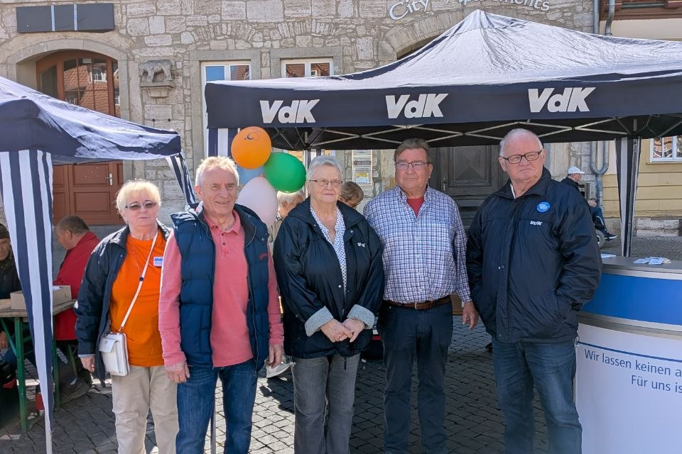Jörg Kubitzki besucht den VdK Stand VdK Mitglieder vor ihren Stand