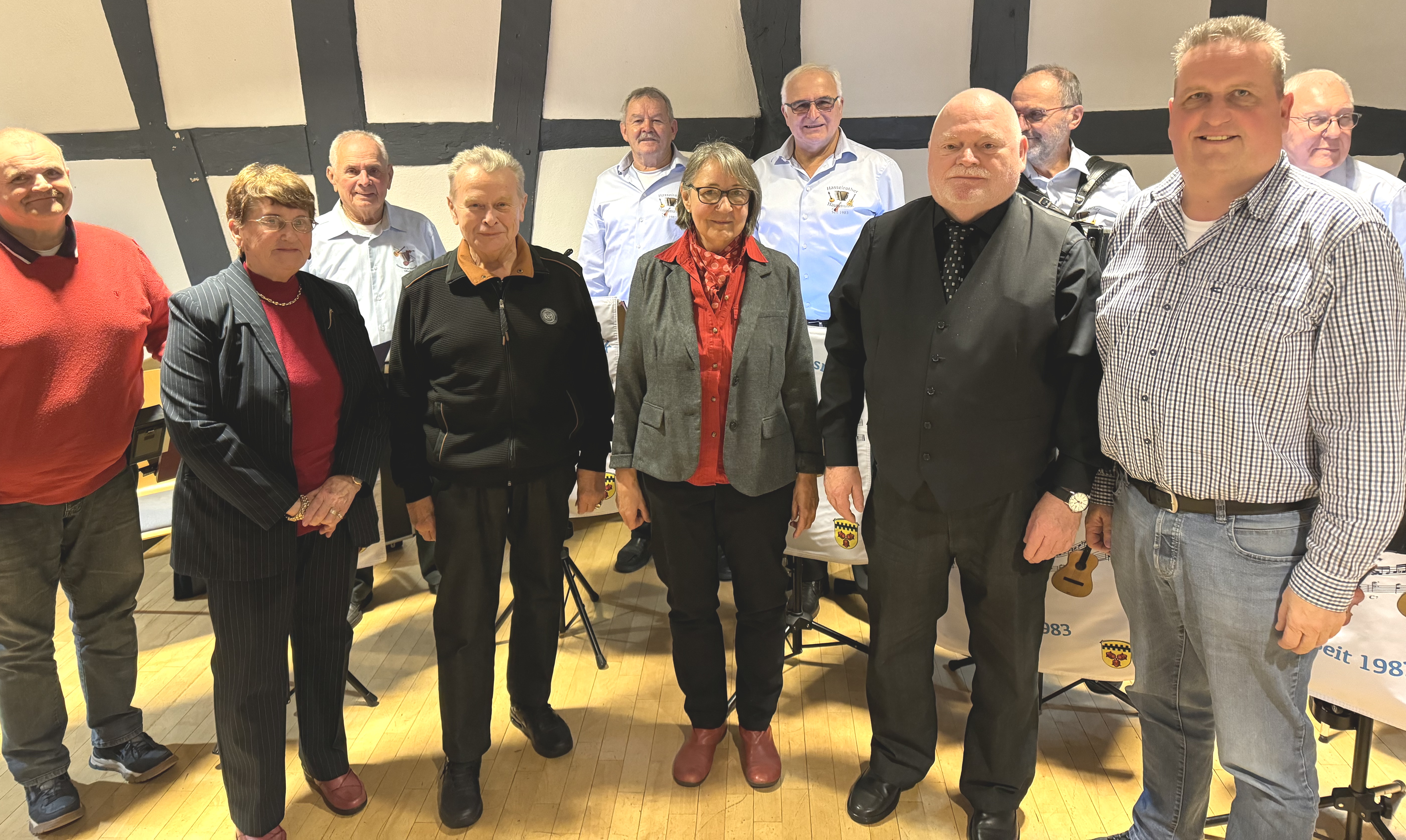 Auf dem Foto sehen Sie von links vorne Achim Garde, Anita Heger, Willi Beck, Mechthild und Helmut Müller sowie Bürgermeister Matthias Pfeifer. Von links hinten Heinz Völkner, Wolfgang Gottfried, Dr. Gustav Ost, Gerhard Hickel und Dietmar Erbse von der Hasselrother Hausmusik.