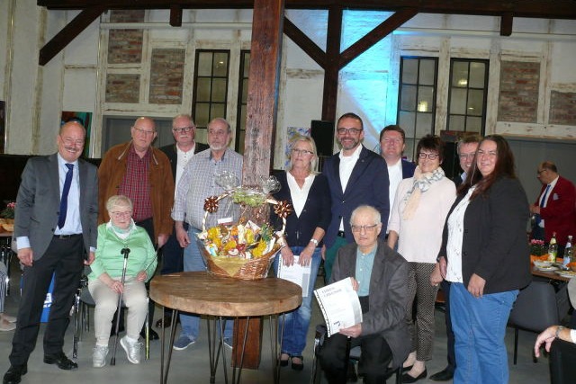 VdK-Ortsverbandsvorsitzender Alfred Strauß (links) mit Ehrengästen und zu Ehrenden, rechts sitzend Horst Rühle VdK-Ortsverbandsvorsitzender Alfred Strauß (links) mit Ehrengästen und zu Ehrenden, rechts sitzend Horst Rühle