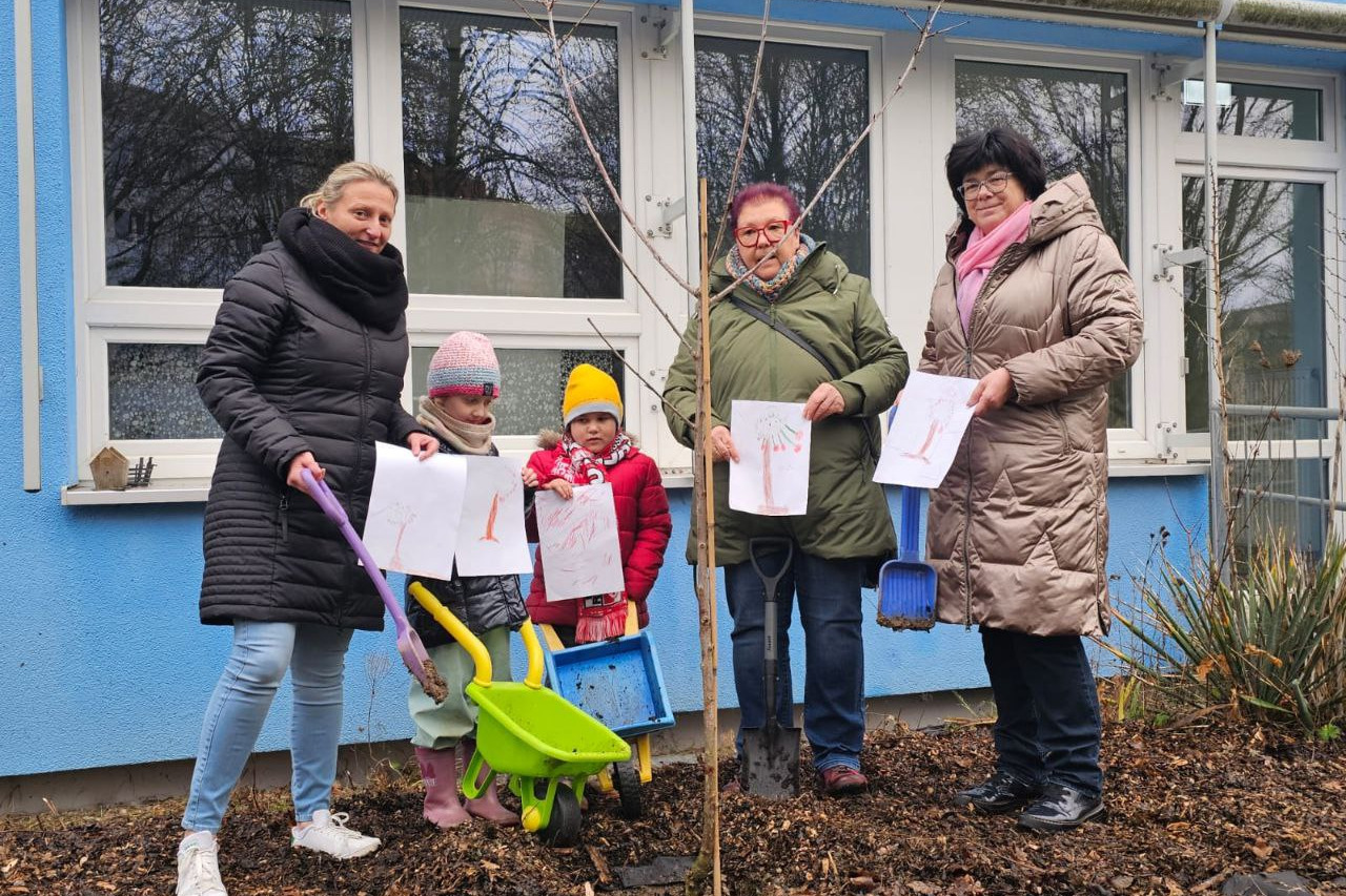 Kinder pflanzen einen Baum