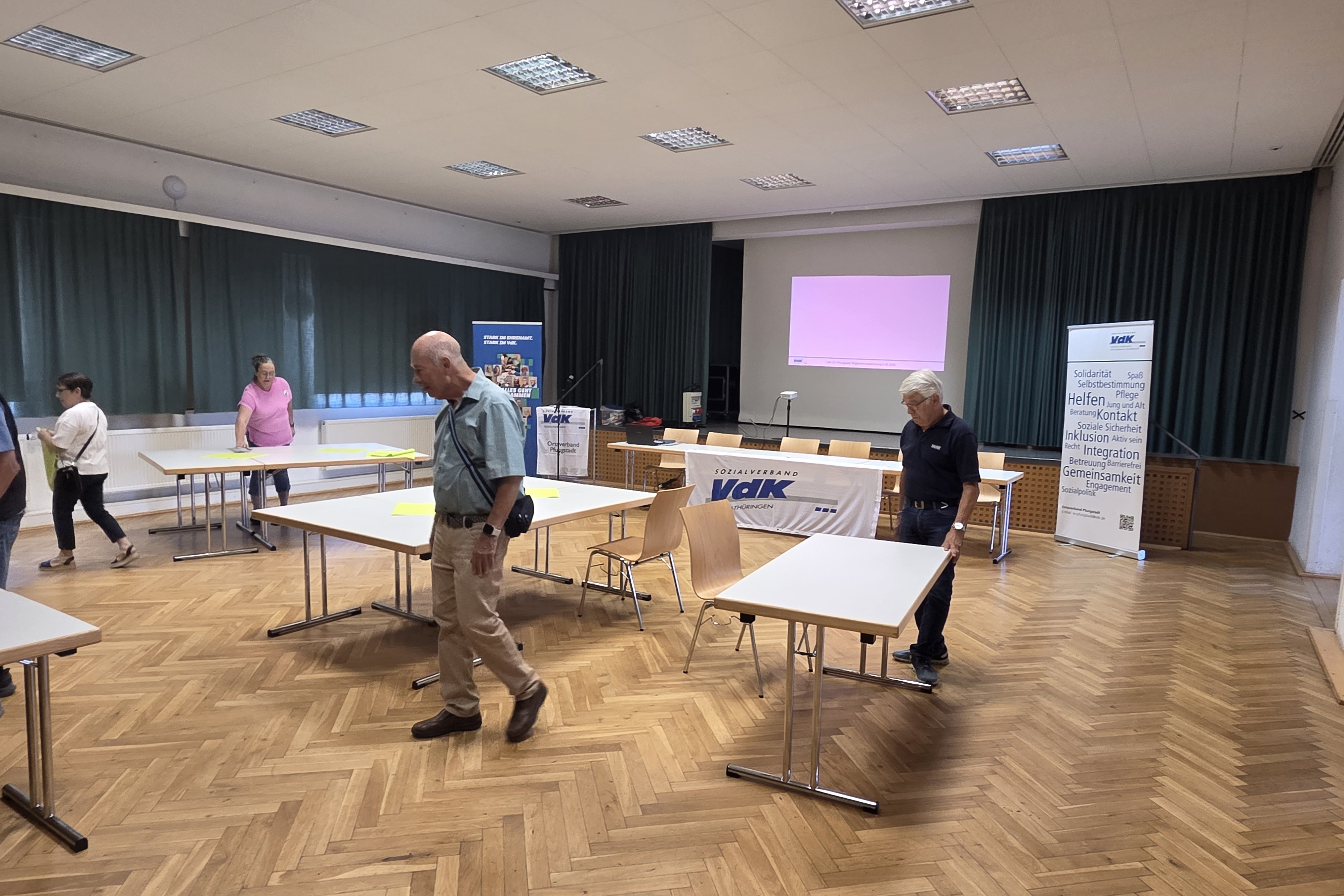Fleissige H&auml;nde bereiten die Mitgliederversammlung vor