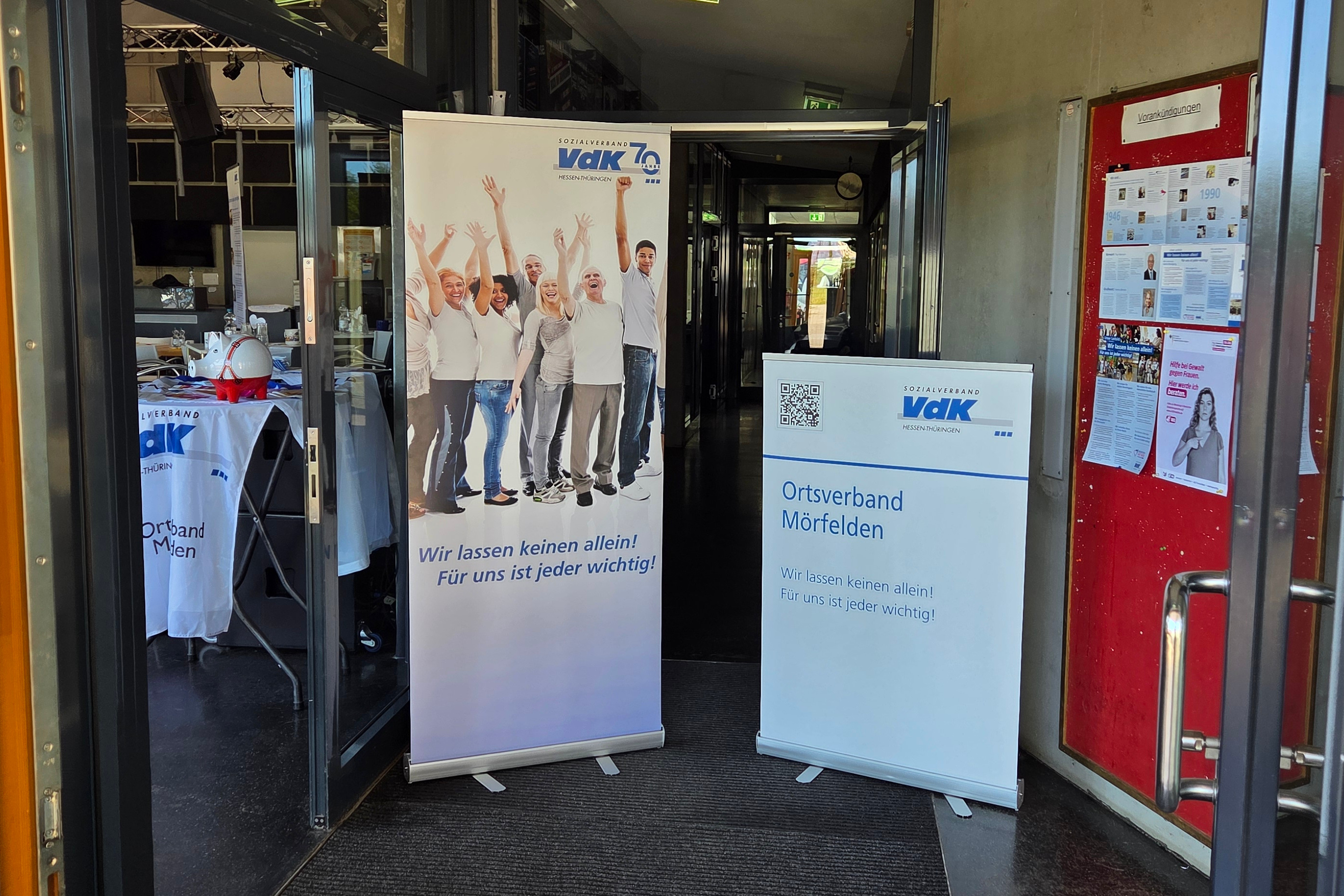 Der Eingang zur 75 Jahrfeier des VDK OV-Mörfelden Rollup, gemeinsam sind wir stark, am Eingang zum Event.