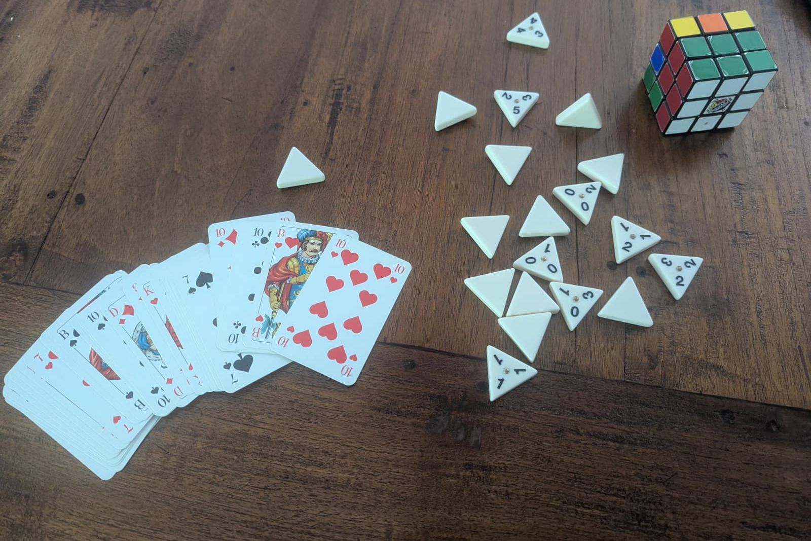 Verschiedene Spiele und Karten liegen auf dem Tisch