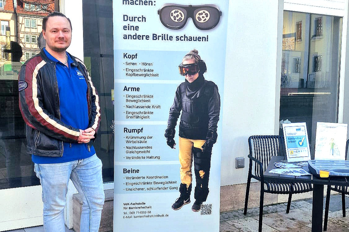 Mensch vor einem Plakat