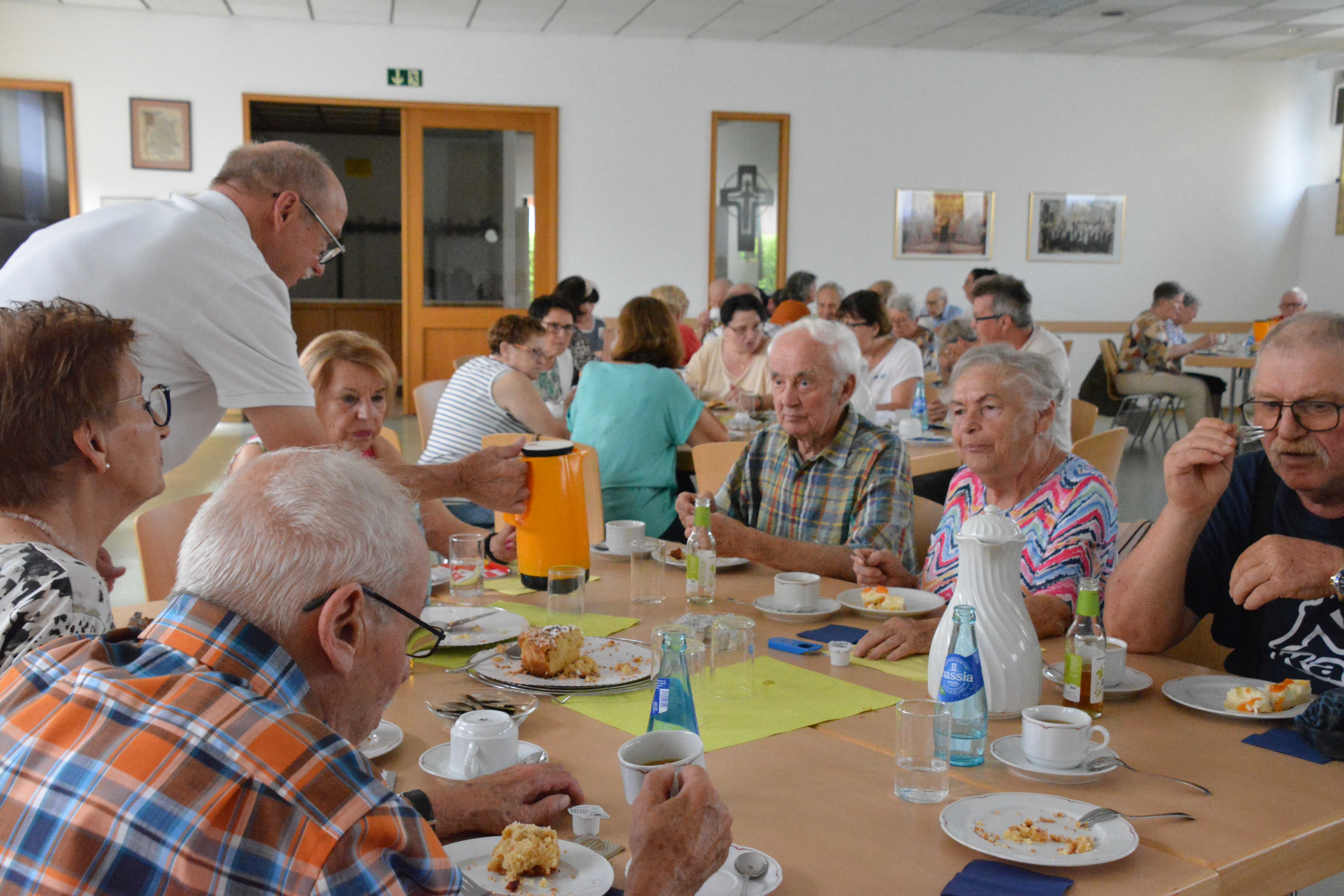 Gemeinsames Kaffeetrinken nach der Jahreshauptversammlung