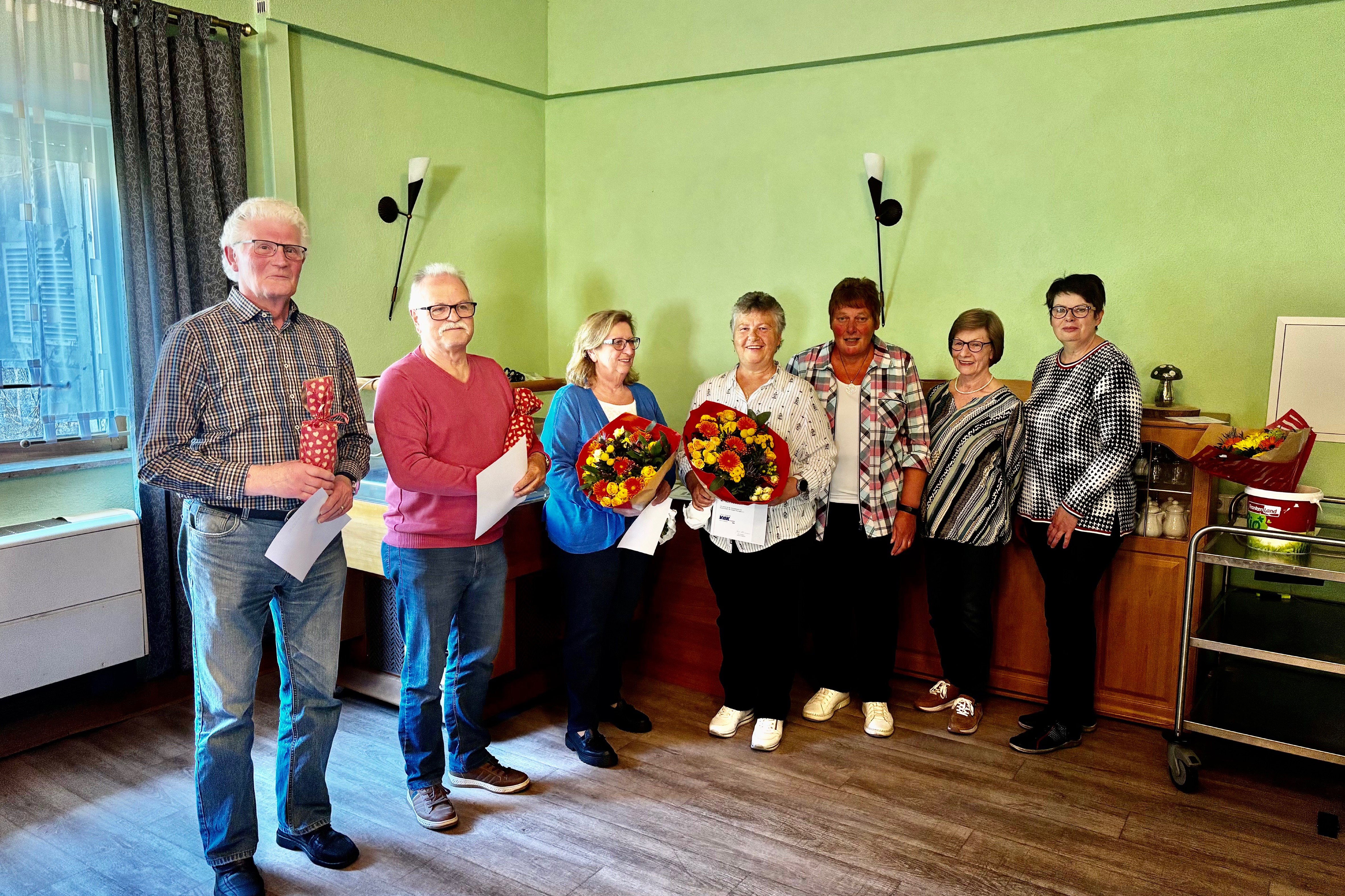 v.l. Helmut Große, Roland Fuchs, EdithFuchs, Anja Post, Vorsitzende Dorothe Benner, Cornelia Henrich vom Kreisverband, sowie die stell. Vorsitzende Beate Kordesch. Ehrungen