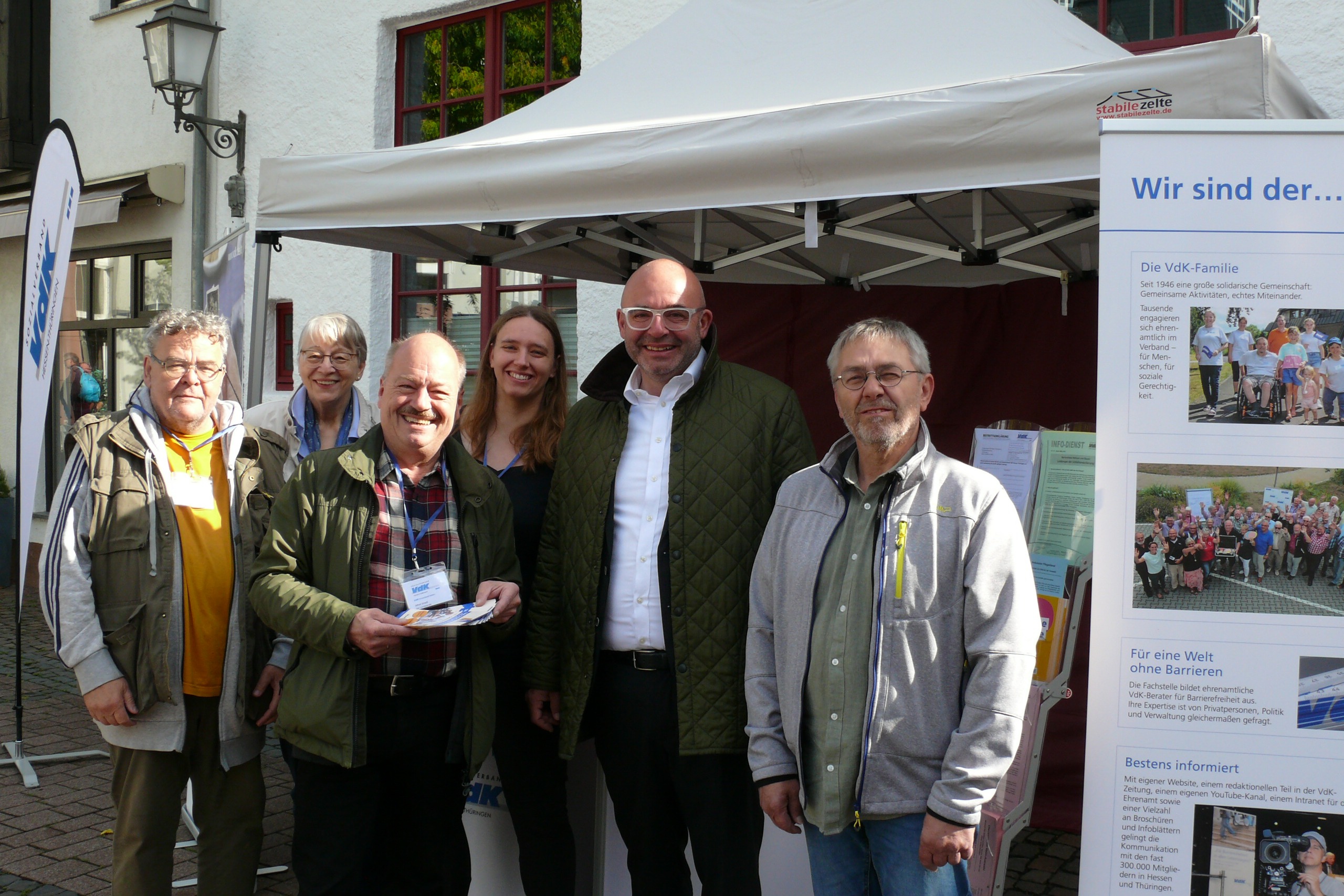 Der Vorstand und Bürgermeister Herfurth vor dem Informationsstand