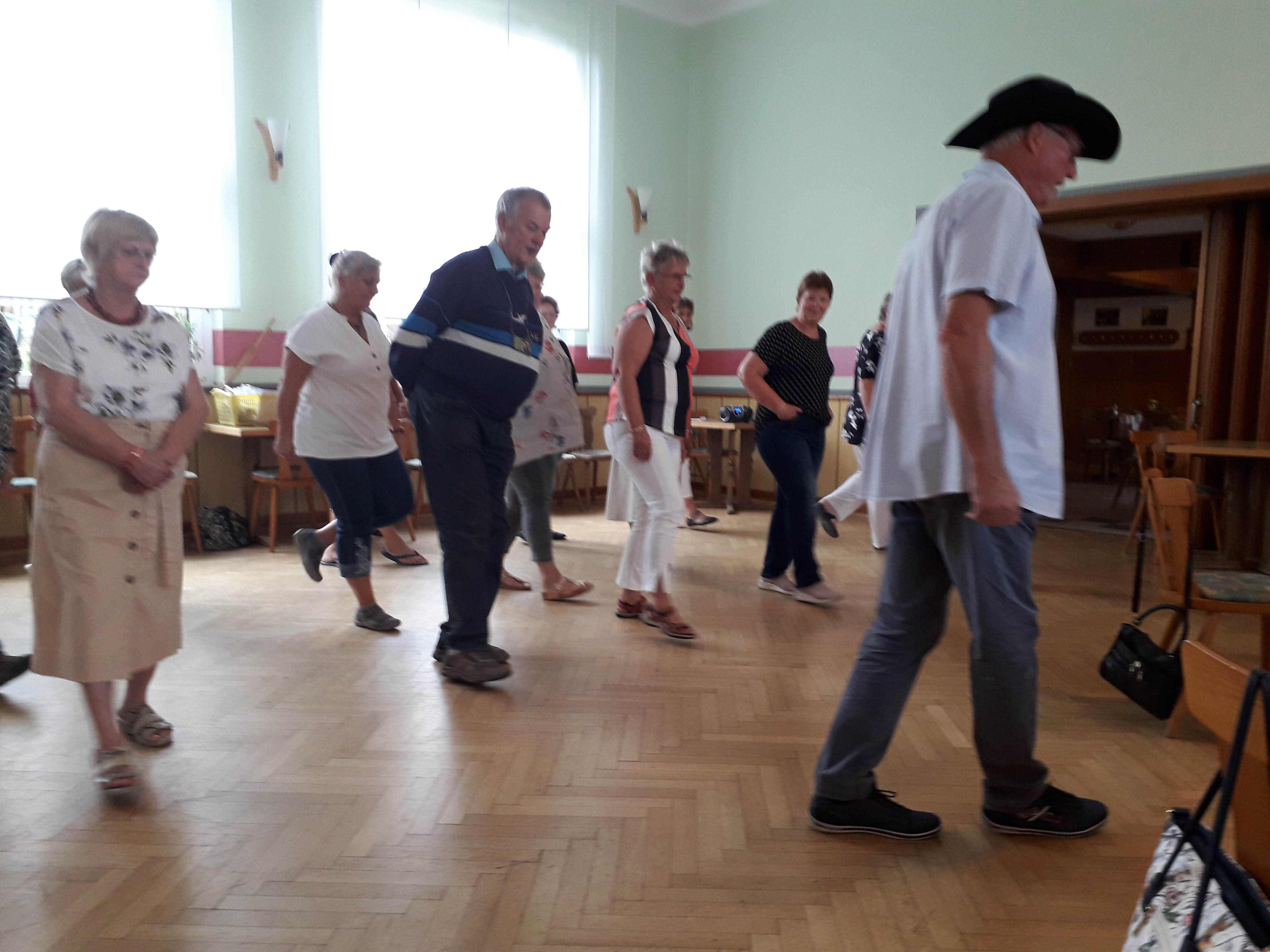 Eine Line-Dance-Gruppe beim Tanzen.