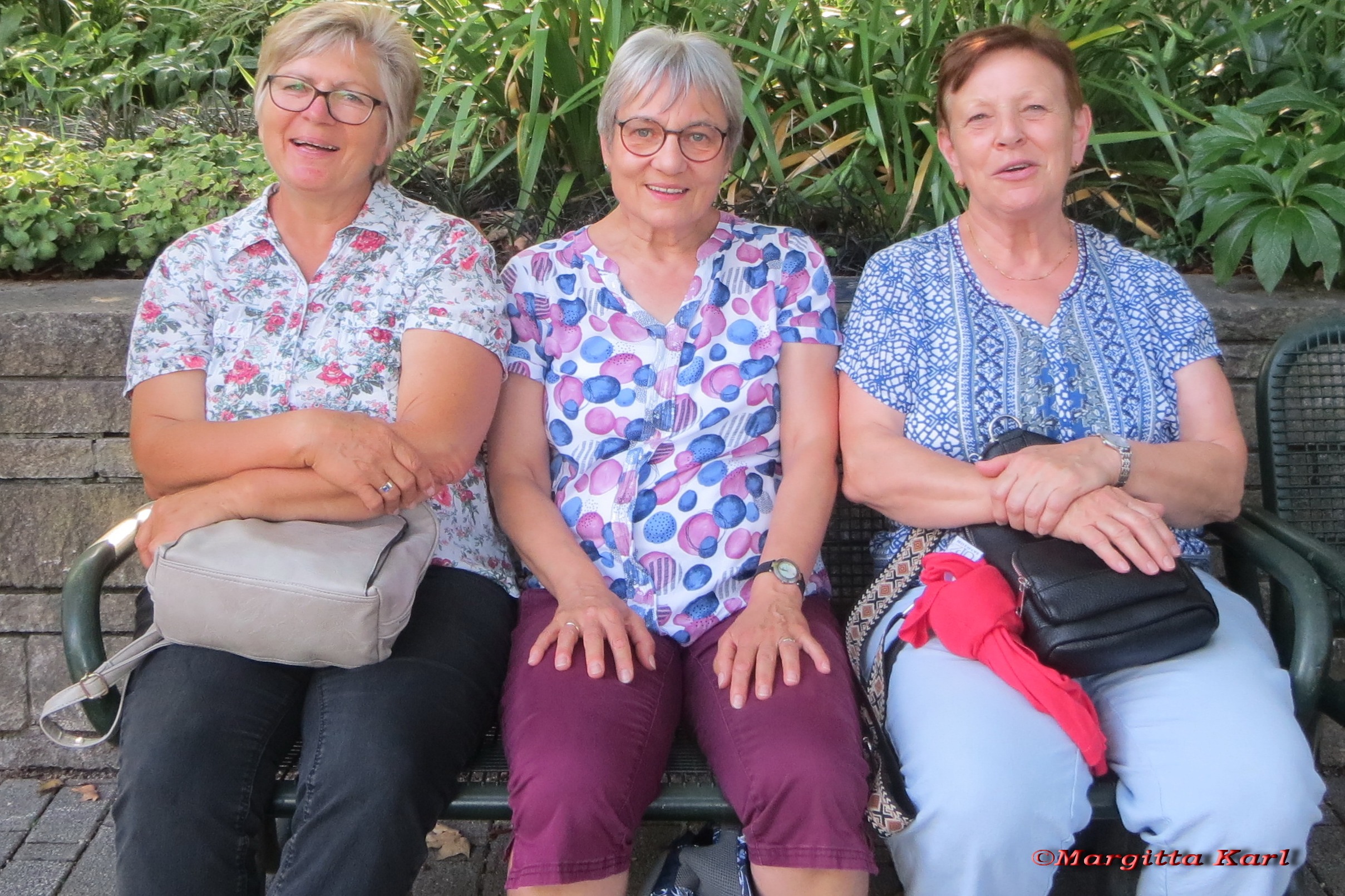Mitglieder ruhen sich etwas auf einer Bank aus.