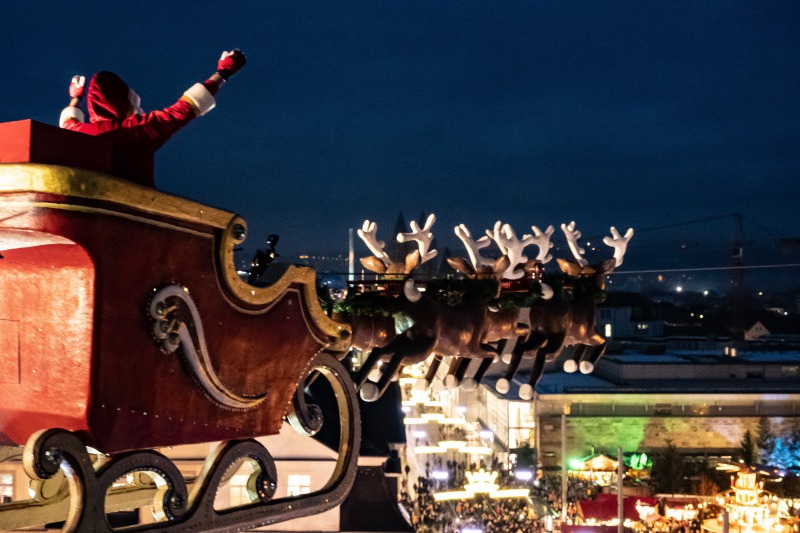 Fliegender Weihnachtsmann am Weihnachtsmarkt Kassel Fliegender Weihnachtsmann am Weihnachtsmarkt Kassel