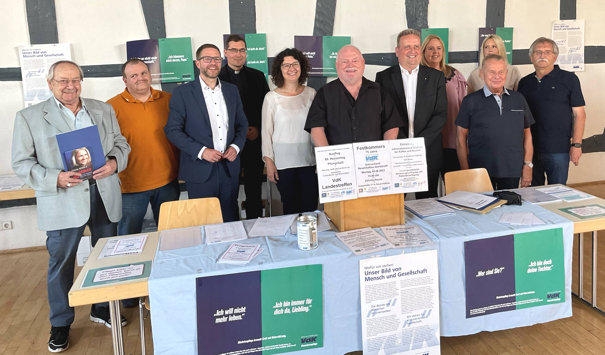 Auf dem Foto sehen Sie von links Werner Schießer (25 Jahre VdK Mitglied), komm. stellv. Kreisvorsitzender Achim Garde, Landrat Thorsten Stolz, Pfarrer Christoph Rödig, Pfarrerin Kerstin Reinold, Vorsitzender Helmut Müller, Bürgermeister Matthias Pfeifer, Pia Altmann und Julia Accardo vom CMS Pflegewohnstift Hasselroth, stellv. Vorsitzender Willi Beck und der Vorsitzende des Vereinsringes Reinhard Höflich.