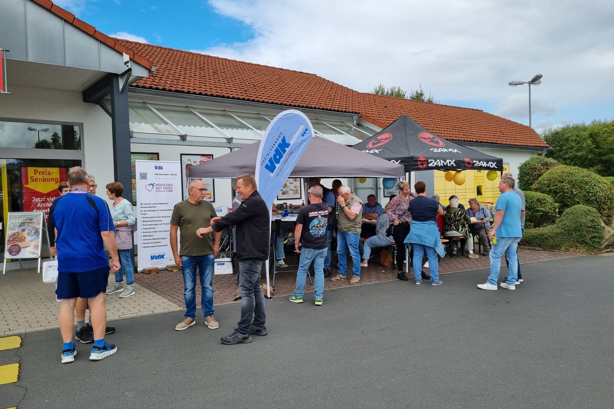 Vorstand im Gespr&auml;ch mit G&auml;sten und Mitglieder