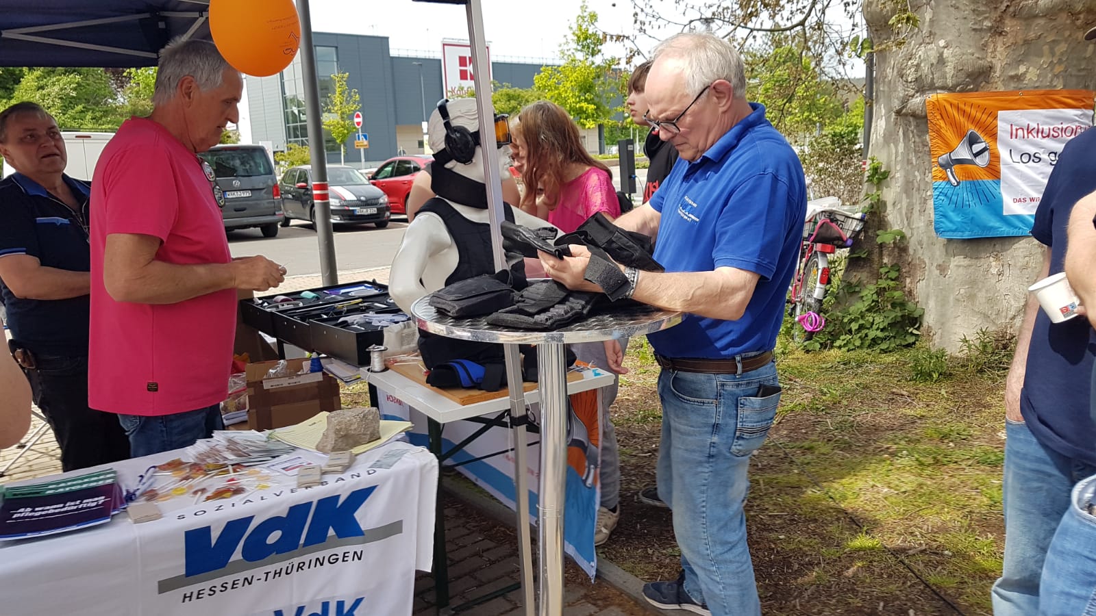 Mehrere Personen stehen am VdK-Infostand.