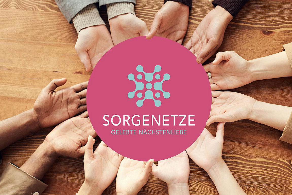 Ein Bild mit mehreren H&auml;nden, deren Handfl&auml;chen nach oben zeigen und miteinander einen Kreis bilden.