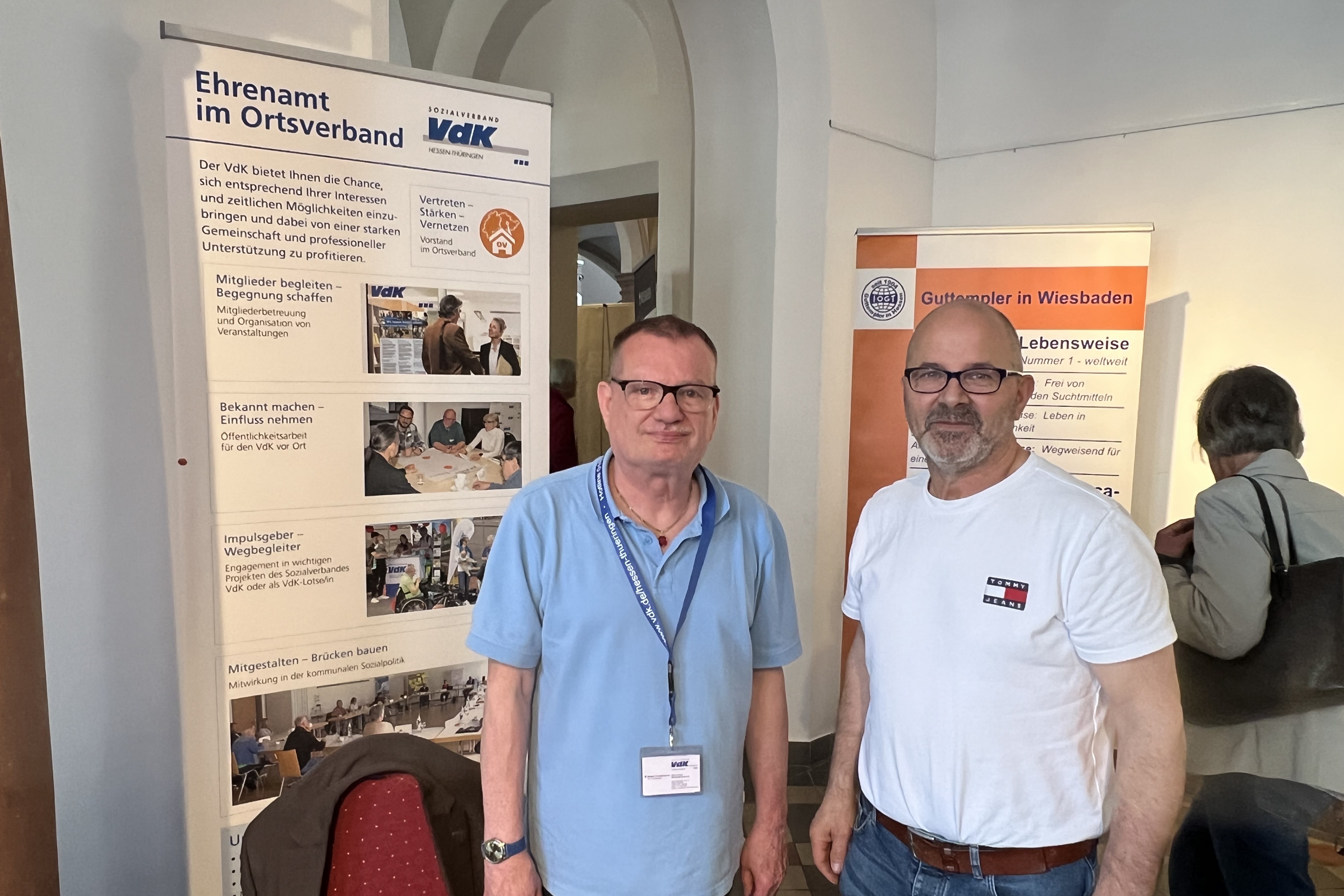 Patiententag in Wiesbaden: Unsere Sozialarbeiter Michael Koshold-Gerich und Jimmy Cela stehen Ihnen f&uuml;r Fragen zu Ihren Sozialrechten zur Verf&uuml;gung.
