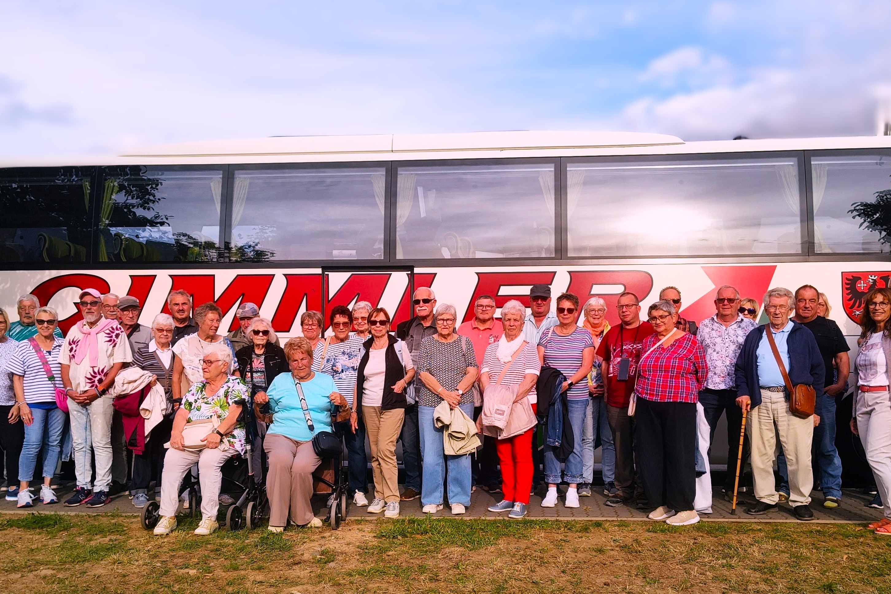 Gruppenbild Ortsverbandsmitglieder & Freunde in Treis an der Mosel vor dem Reisebus der Firma Gimmler