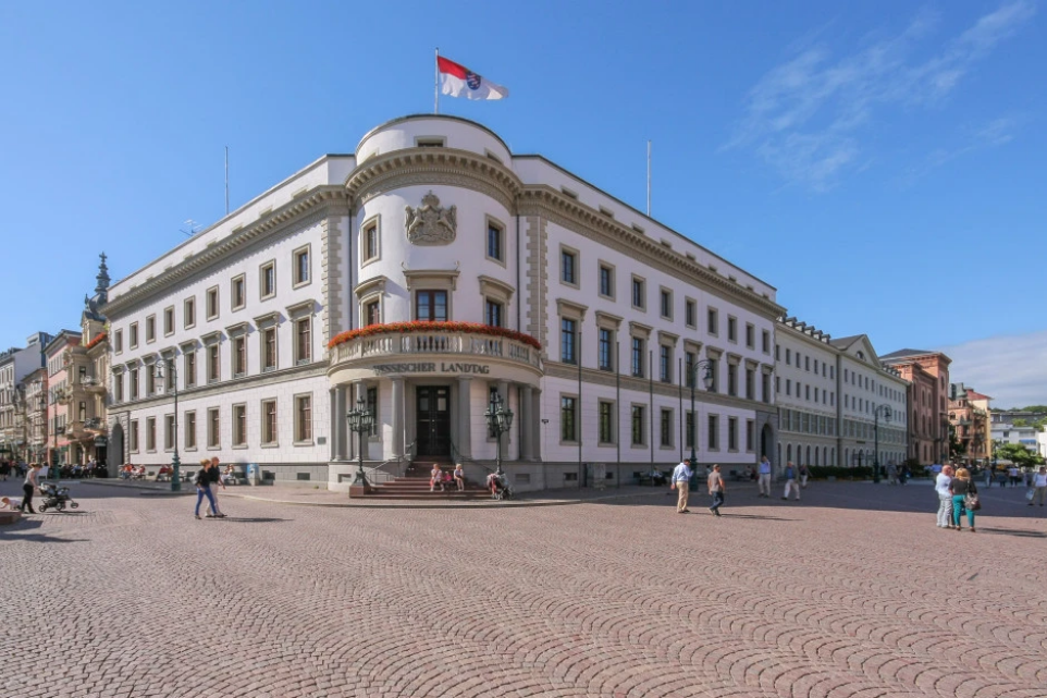 Hessisches Landtagsgebäude Der hessische Landtag, das höchste hessische Verfassungsorgan, hat seinen Sitz in diesem Gebäude