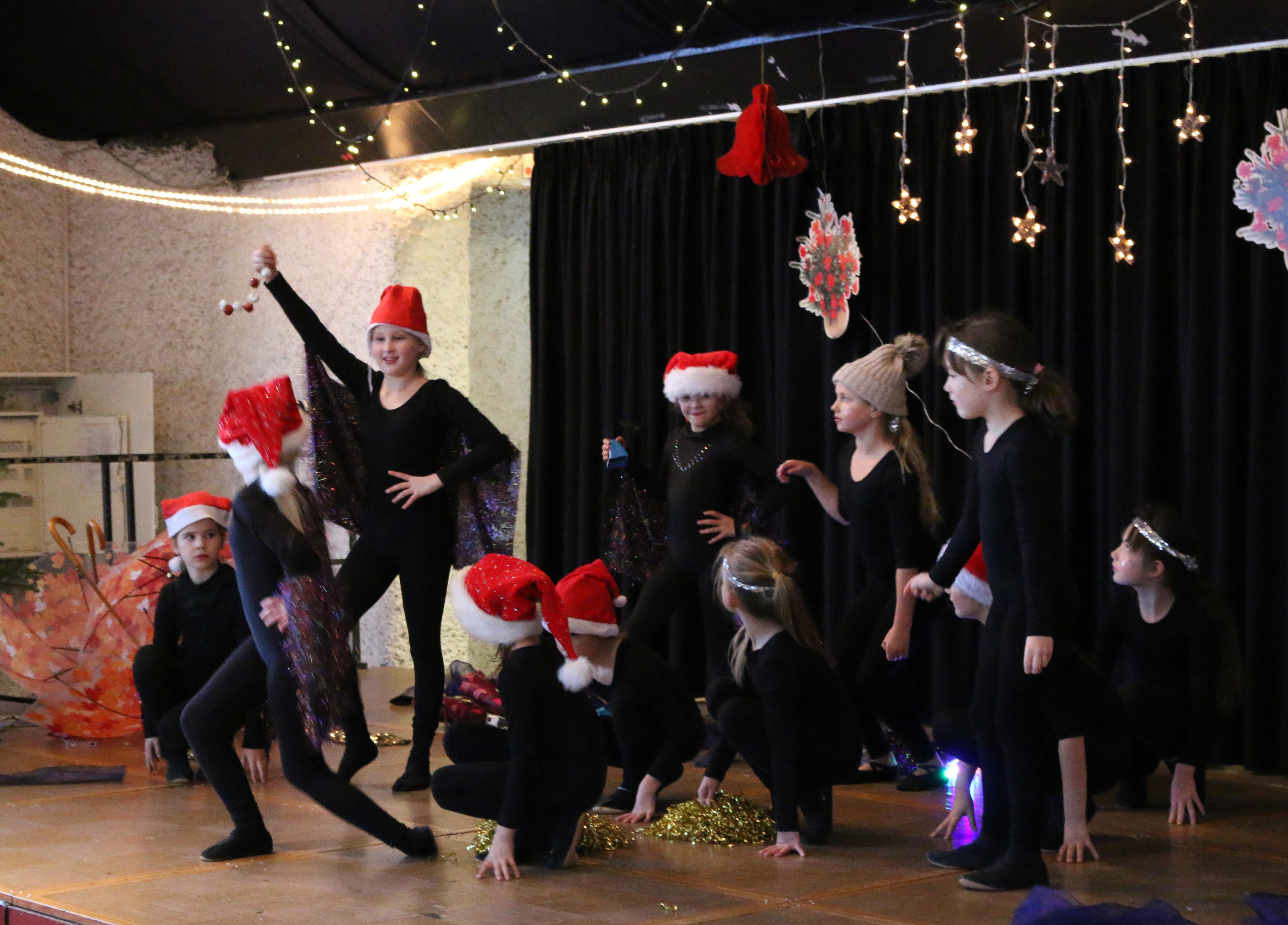 Kindertanzgruppe in weihnachtlichen Kostümen auf der Bühne im Bürgersaal der Galetea-Anlage