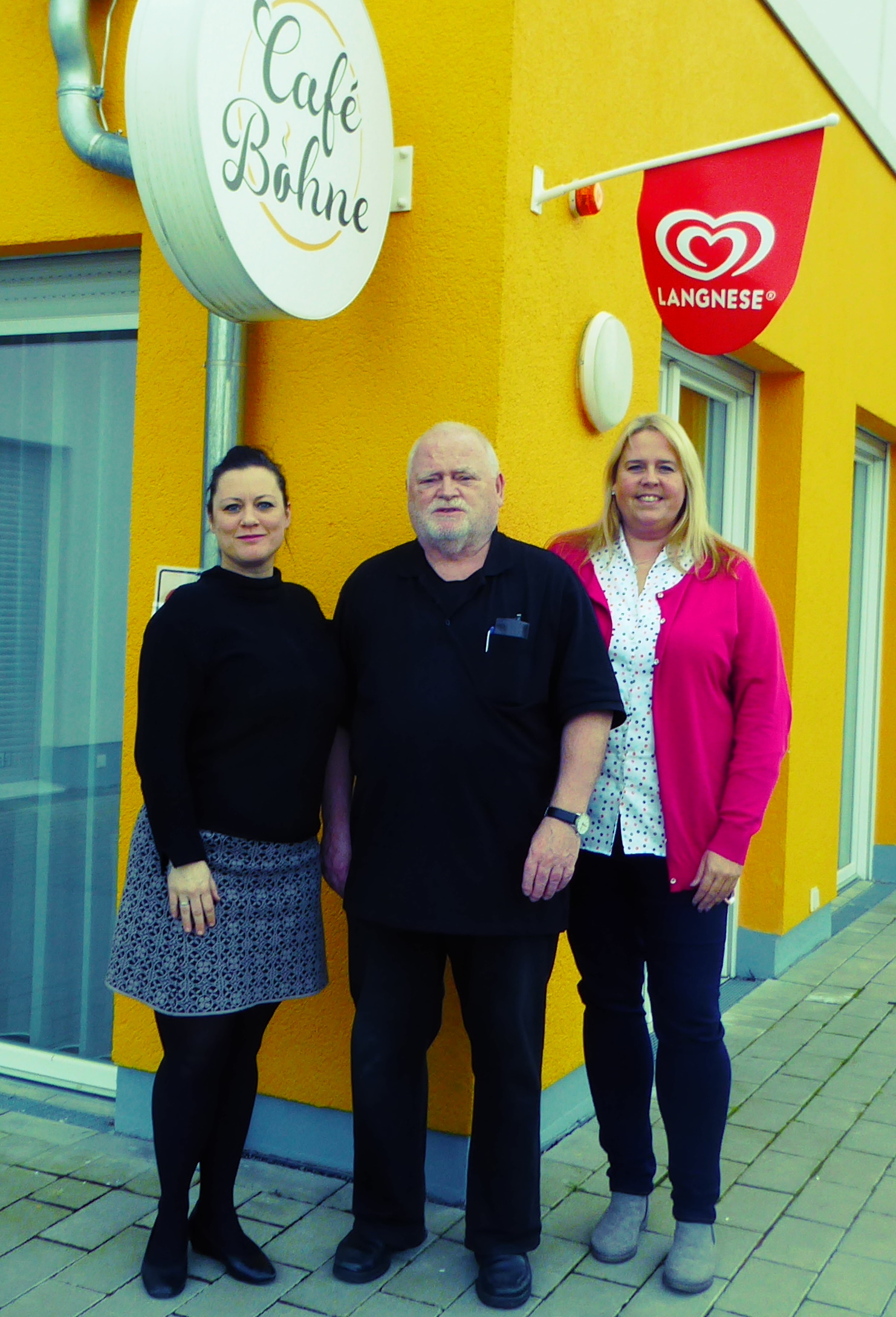 Auf dem Foto sehen Sie Verena Campbell, Helmut Müller und die Leiterin des Wohnstifts Pia Altmann.