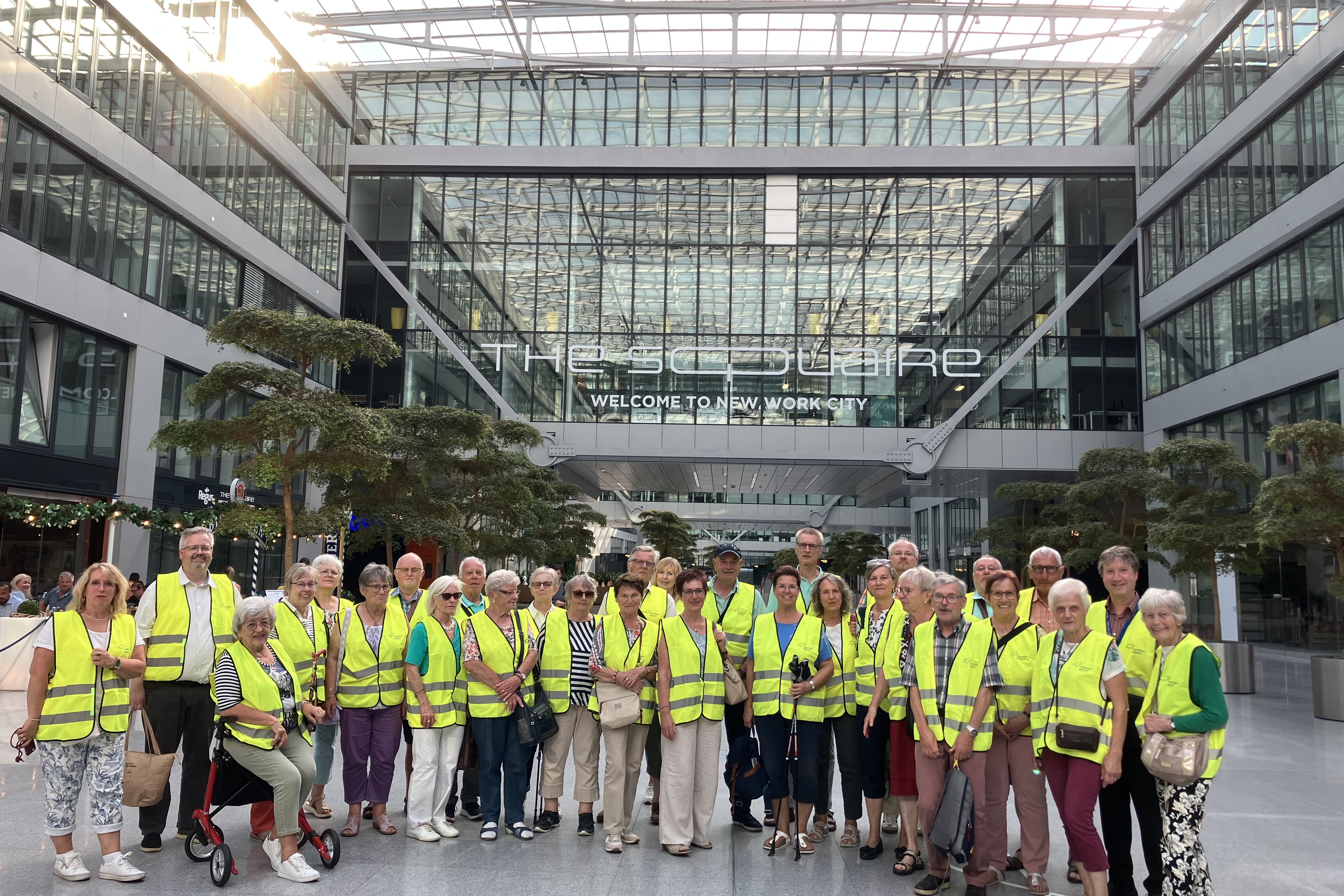 Tagesausflug 2025 Landtag und Flughafen Die Teilnehmer des Tagesausflugs stehen zu einem Foto im Terminal 1 des Flughafen Frankfurt zusammen.