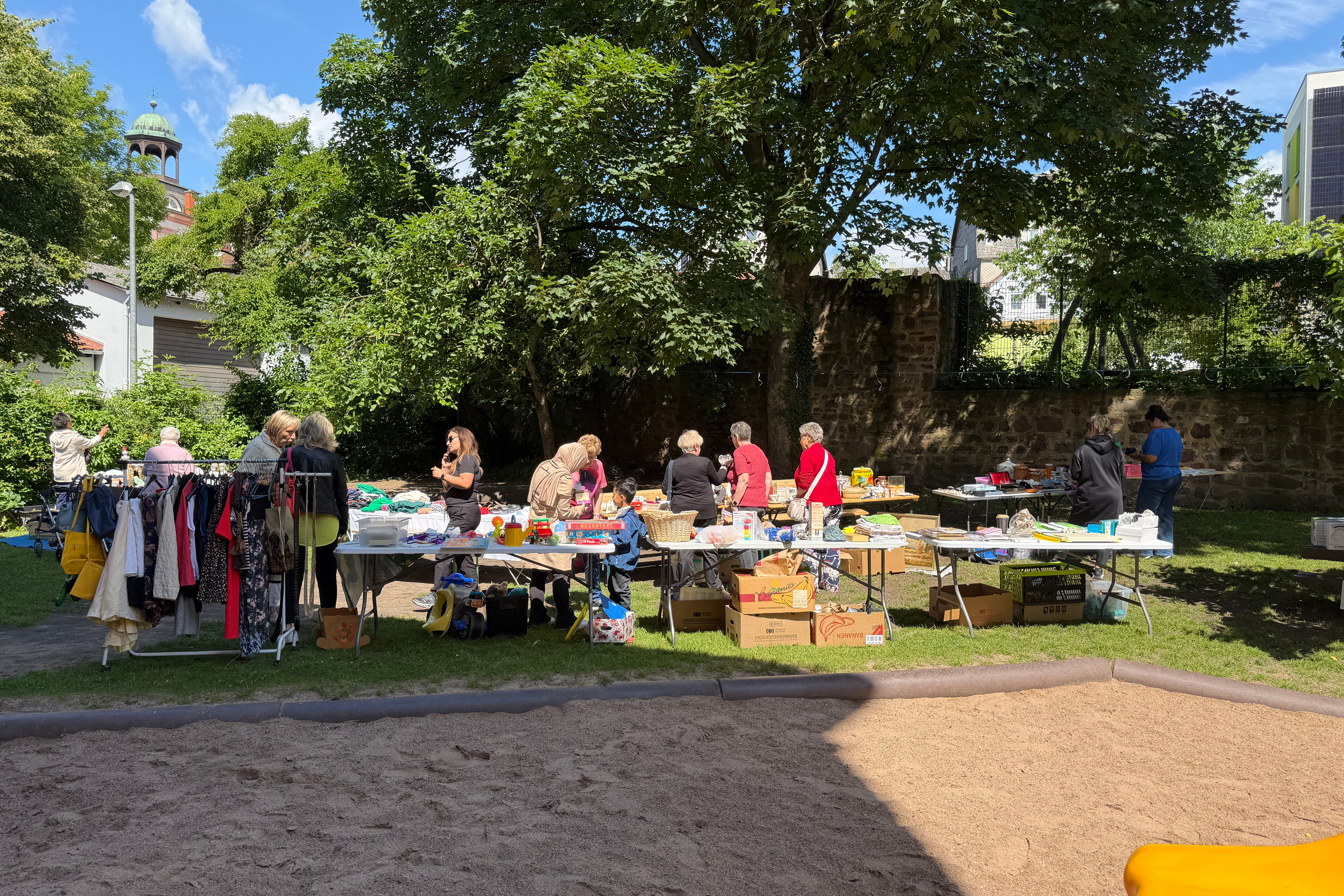 Flohmarkt im Au&szlig;engel&auml;nde der Hainstra&szlig;e 8