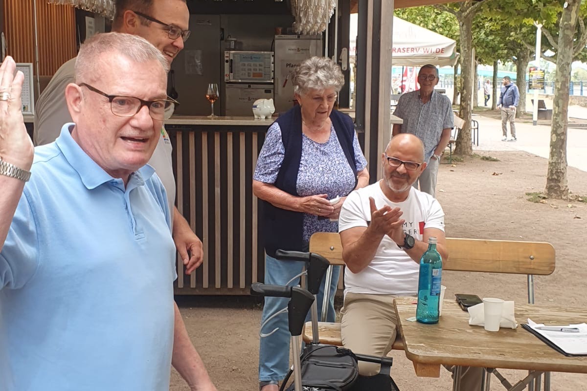 Vorsitzender Michael Koshold Gerich begrüßt und heißt die Mitglieder des VdK Ortsverband Wiesbaden-Biebrich am BIG Rheinufer Weinstand willkommen. Vorsitzender Michael Koshold Gerich begrüßt und heißt die Mitglieder des VdK Ortsverband Wiesbaden-Biebrich am BIG Rheinufer Weinstand willkommen.