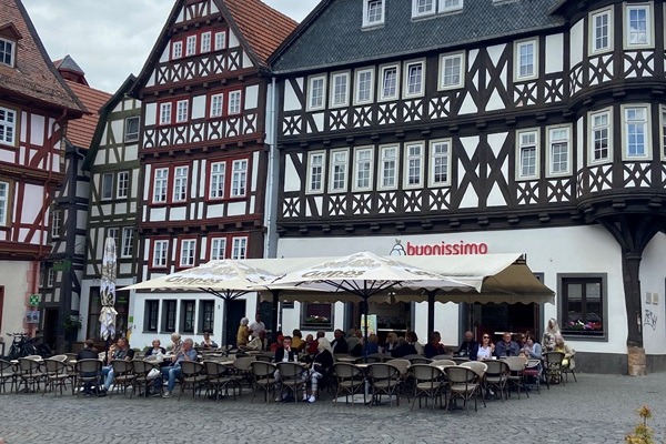 Marktplatz mit Eiscafe´