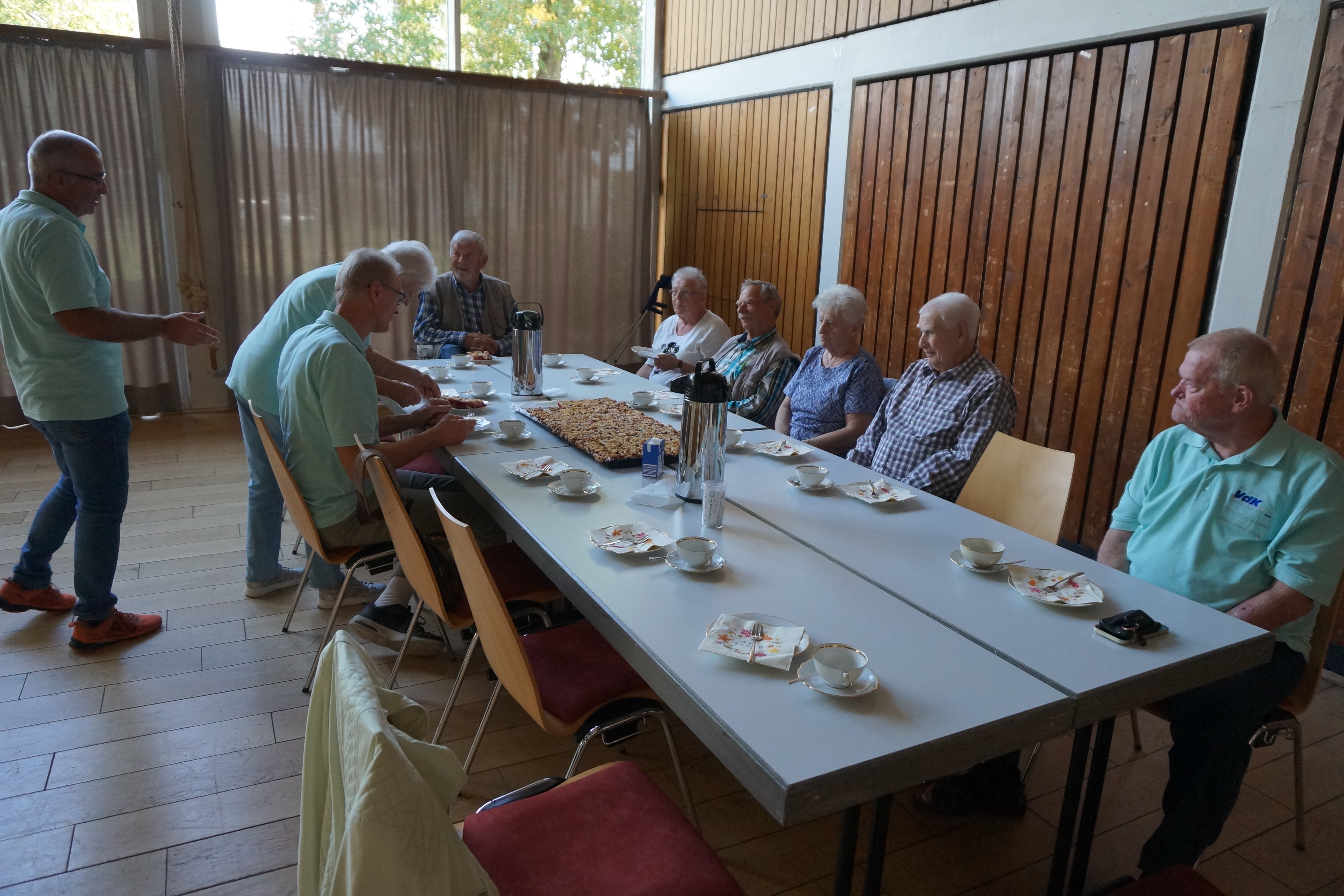 &Uuml;bersichtsaufnahme der anwesenden Mitglieder und Verteilung von Kaffee und Kuchen.