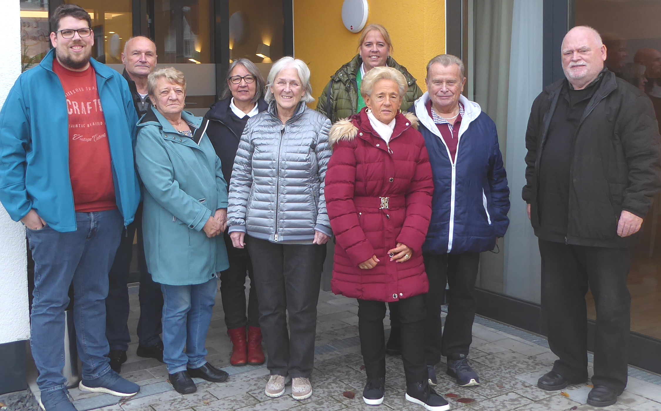 Auf dem Foto sehen Sie von links: Alexander Heger, Karl-Heinz Müller, Irmgard Schwarzenau, Mechthild Müller, Irmgard Müller, die Leiterin des Pflegewohnstifts Pia Altmann, Inge und Willi Beck sowie Helmut Müller.