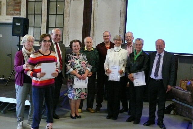 die Geehrten und VdK-Landesvorsitzender Paul Weimann, dritter von links, sowie VdK-Ortverbandsvorsitzender Alfred Strauß, rechts, und seine Vorstandskollegen die Geehrten und VdK-Landesvorsitzender Paul Weimann, dritter von links, sowie VdK-Ortverbandsvorsitzender Alfred Strauß, rechts, und seine Vorstandskollegen