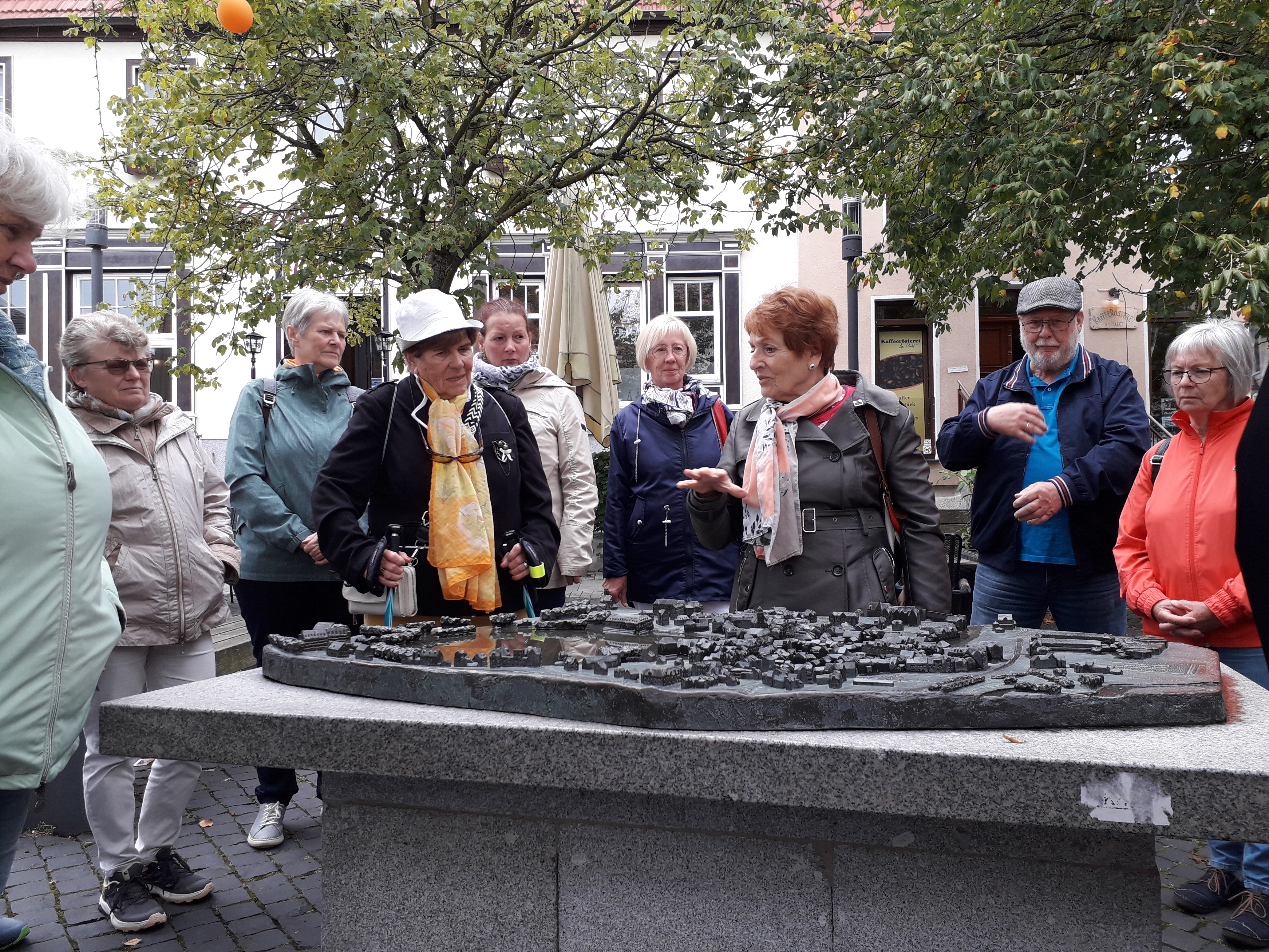 Die Besucher stehen rund um ein Model der Salzunger Innenstadt.