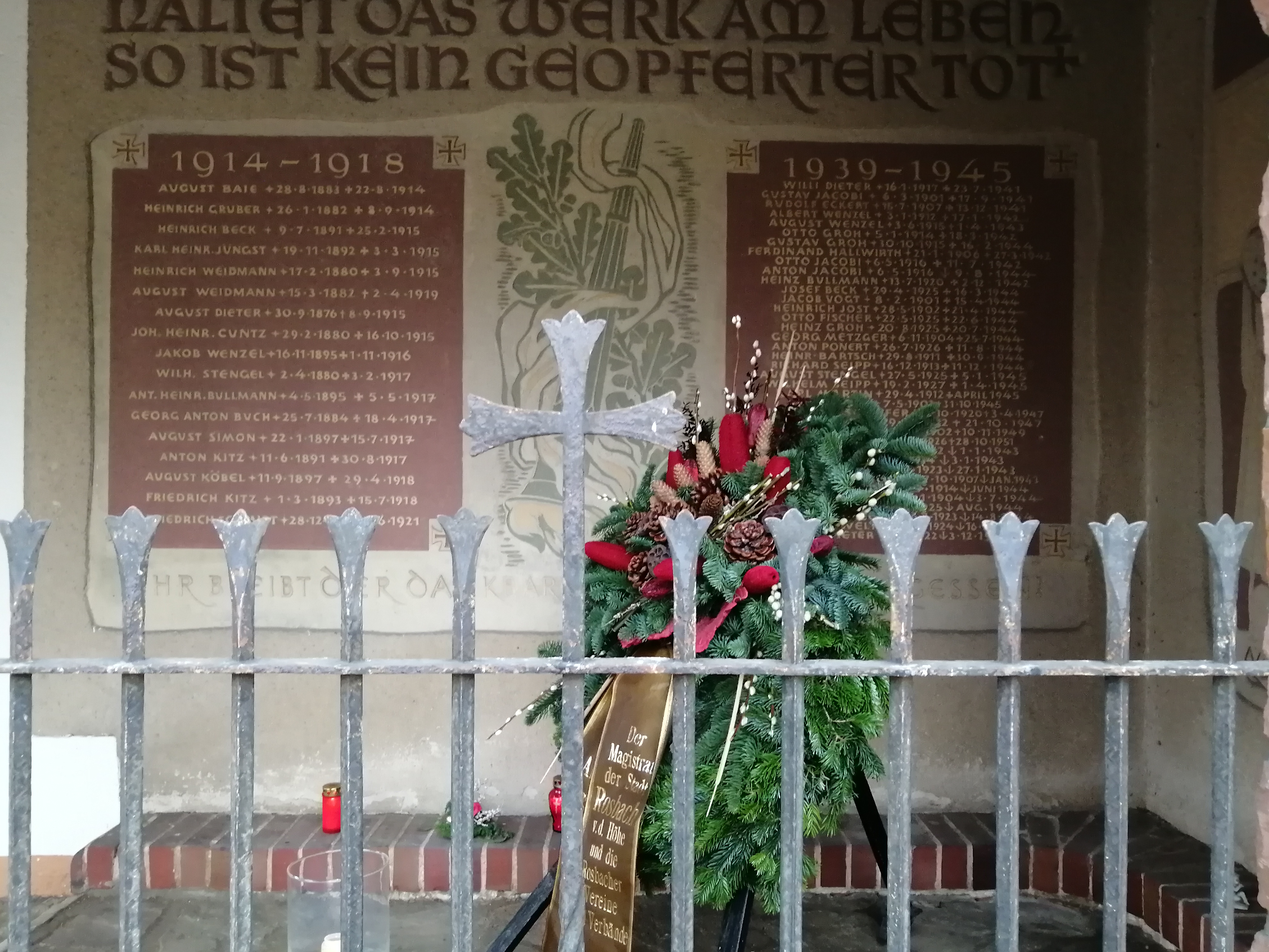 Gedenktafel auf dem Nieder-Rosbacher Friedhof