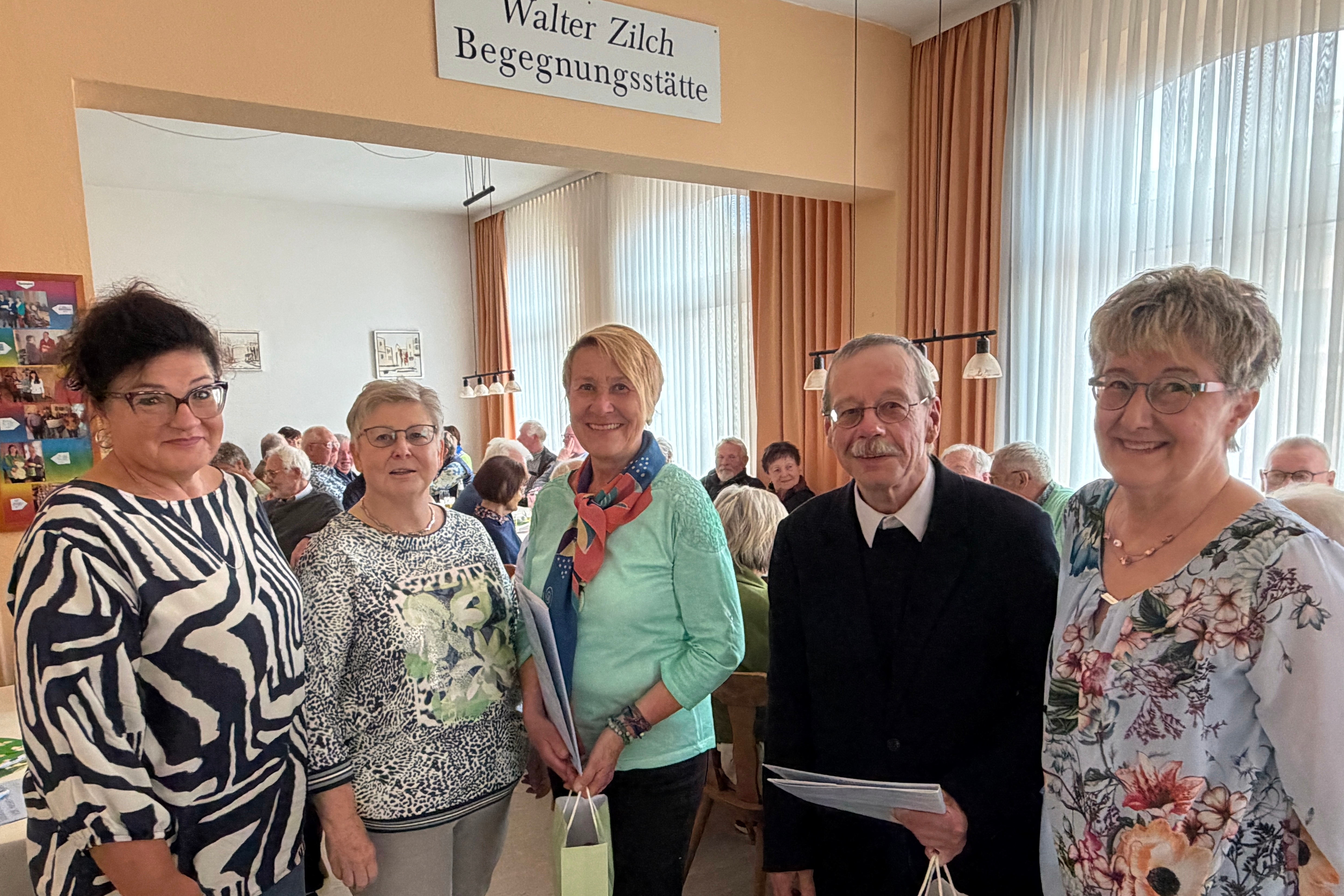 Ehrung durch die Vorsitzende des Ortsverbandes Bad Hersfeld Ruth Deiseroth (rechts)und (von links), die stellvertretende Vorsitzende des Ortsverbandes Silvana Taliadoros sowie die Kreisvorsitzende Karin Hubenthal. Geehrt wurden Roswitha Muth (Mitte) und Holger Gluth (2.von rechts) f&uuml;r 25 Jahre Mitgliedschaft.