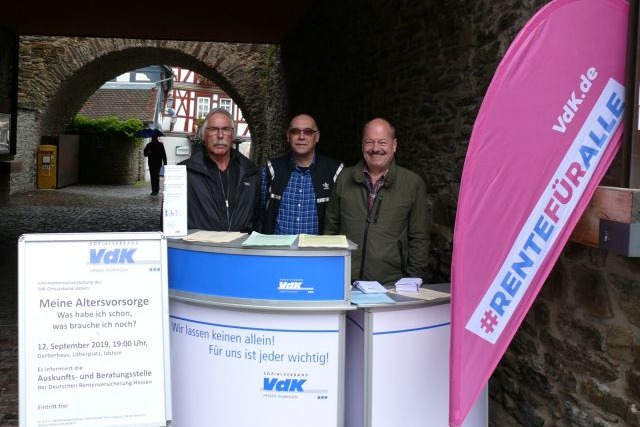 VdK-Ortsverbandsvorsitzender Alfred Strauß (rechts), stellvertretender VdK-Ortsverbandsvorsitzender Peter Zimmermann (links) sowie Ortsverbandskassierer Udo Zwer VdK-Ortsverbandsvorsitzender Alfred Strauß (rechts), stellvertretender VdK-Ortsverbandsvorsitzender Peter Zimmermann (links) sowie Ortsverbandskassierer Udo Zwer