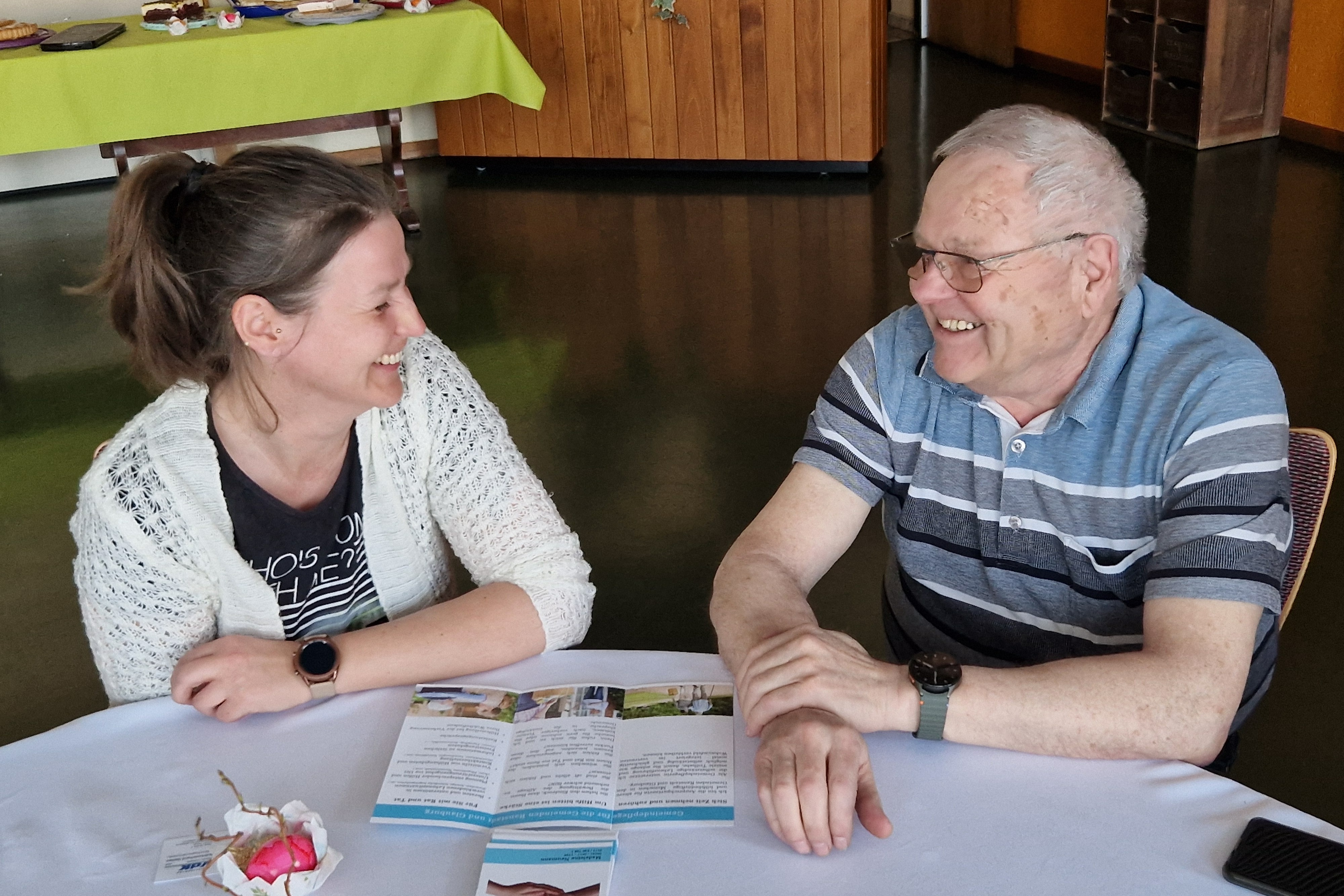 Willi Rullmann im Gespräch mit der neuen Gemeindepflegerin Fr. Neumann Im Gespräch