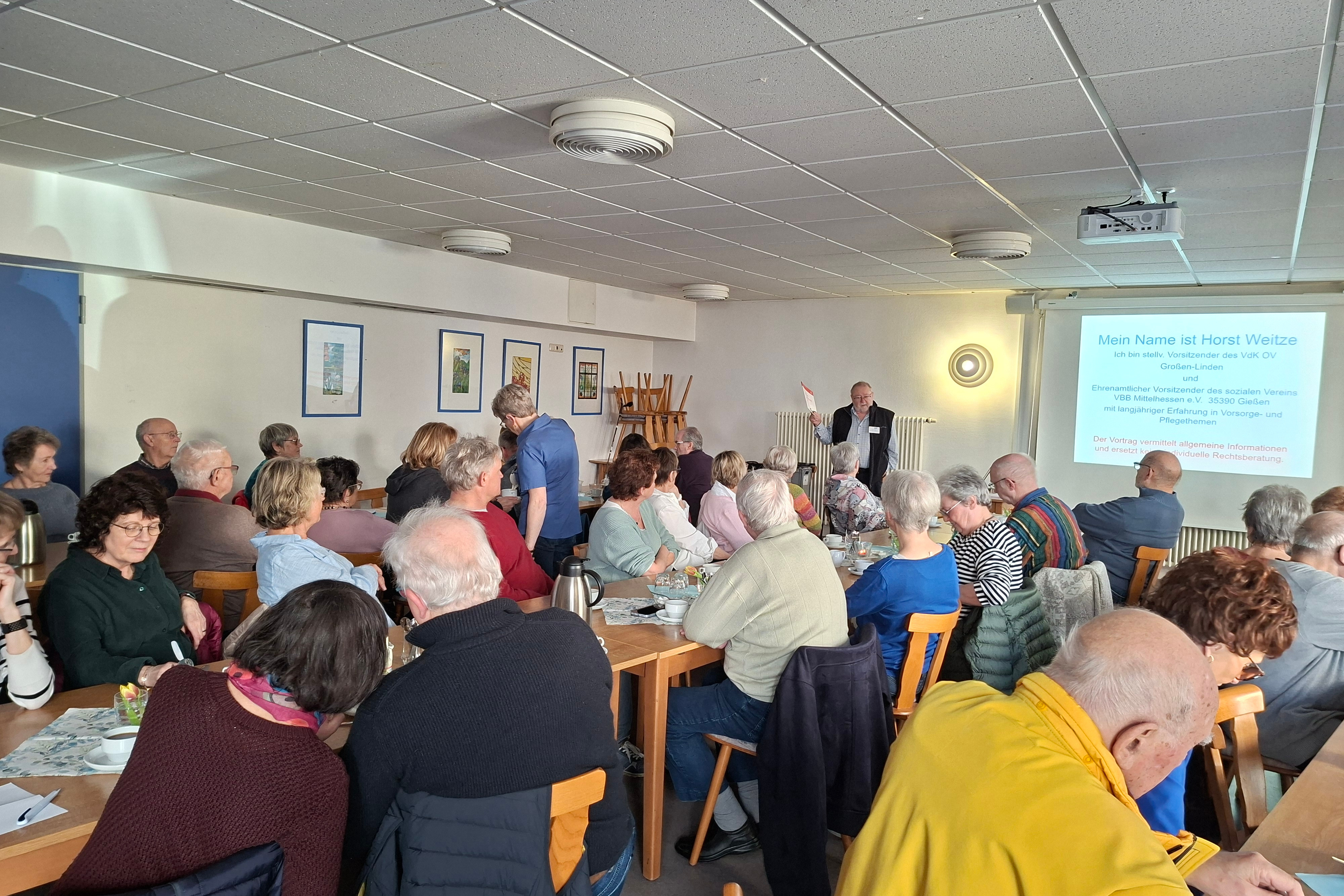 Blick in den Vortragsraum mit Besuchern