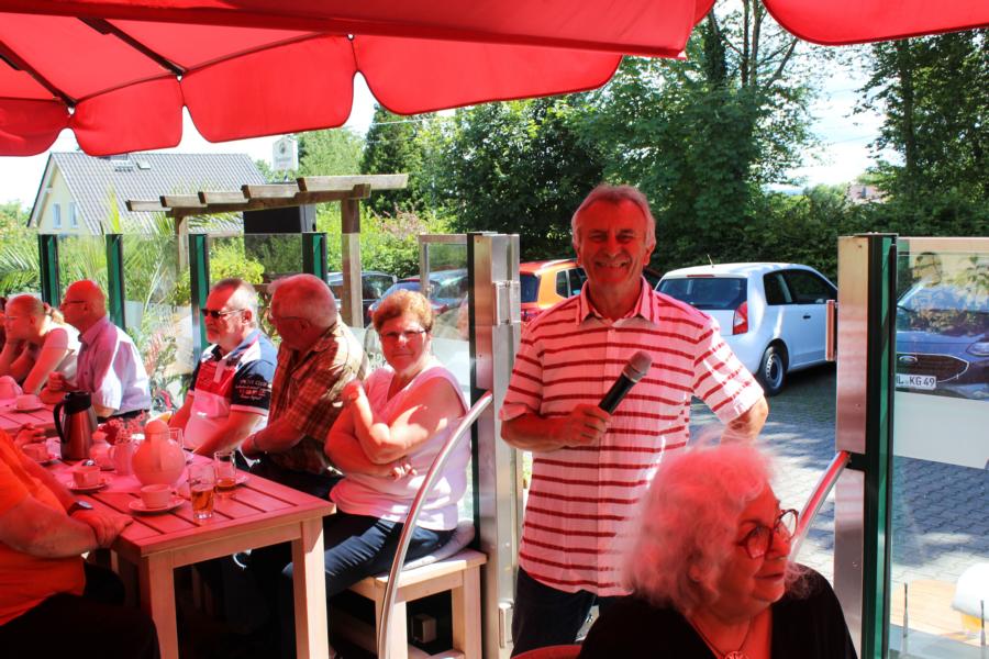 Der Vorsitzende des OV Mühlhausen Lutz Stemmler begrüßt die Gäste